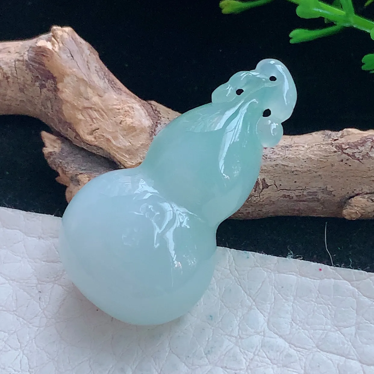 lz自然光36.8*19.8*12.5缅甸翡翠精雕冰胶飘花饱满葫芦玉吊坠 玉挂件