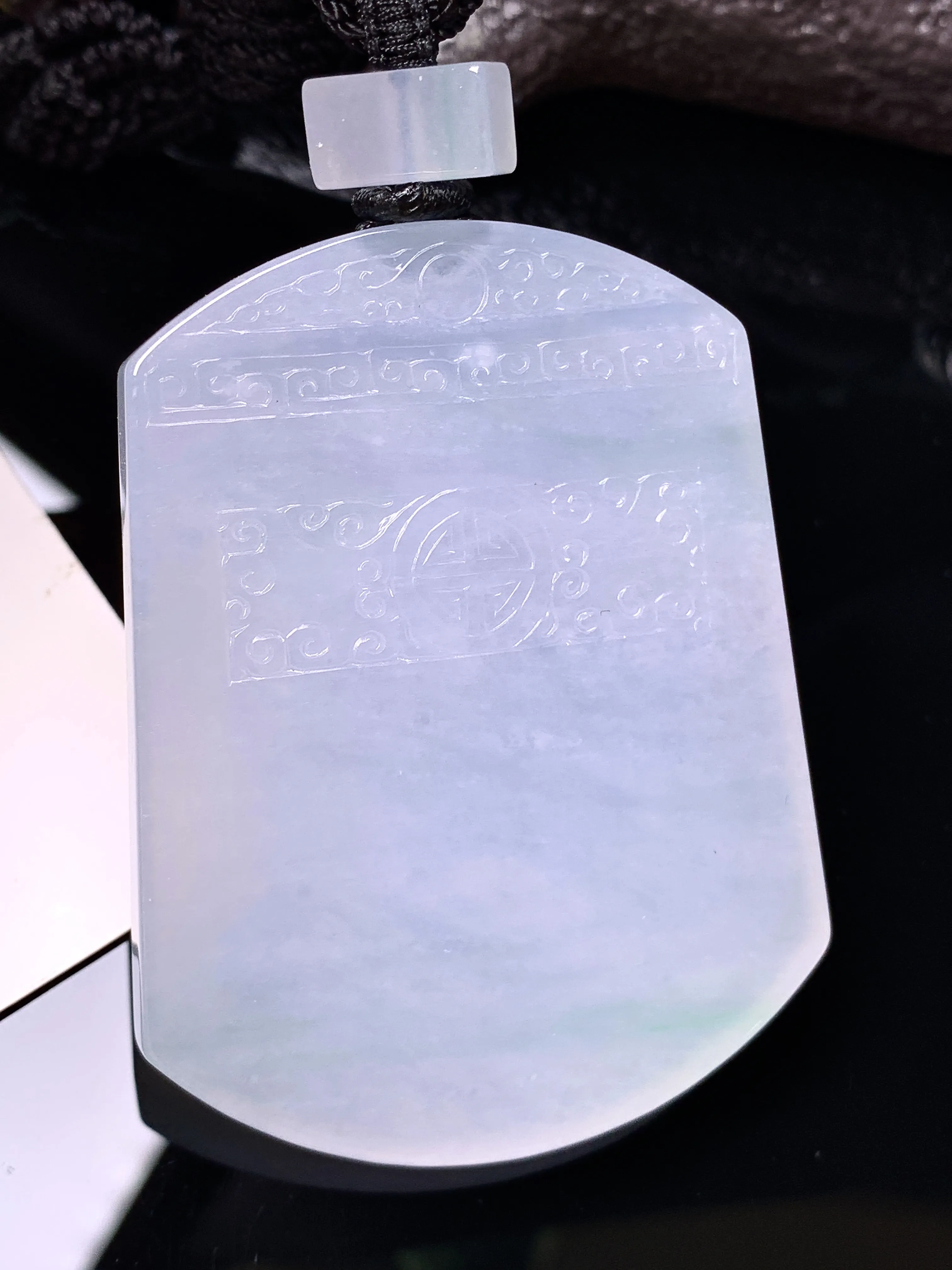 冰种无事牌吊坠 玉质细腻 色泽清新艳丽 整体尺寸55.8*43*5.5