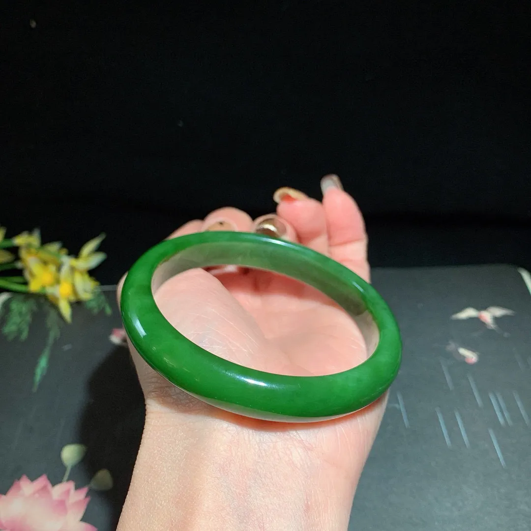 和田玉60圈口阳绿色碧玉手镯！玉质细腻油润 底色纯净 除了几个黑点外 无裂无杂 脂粉好，品质高