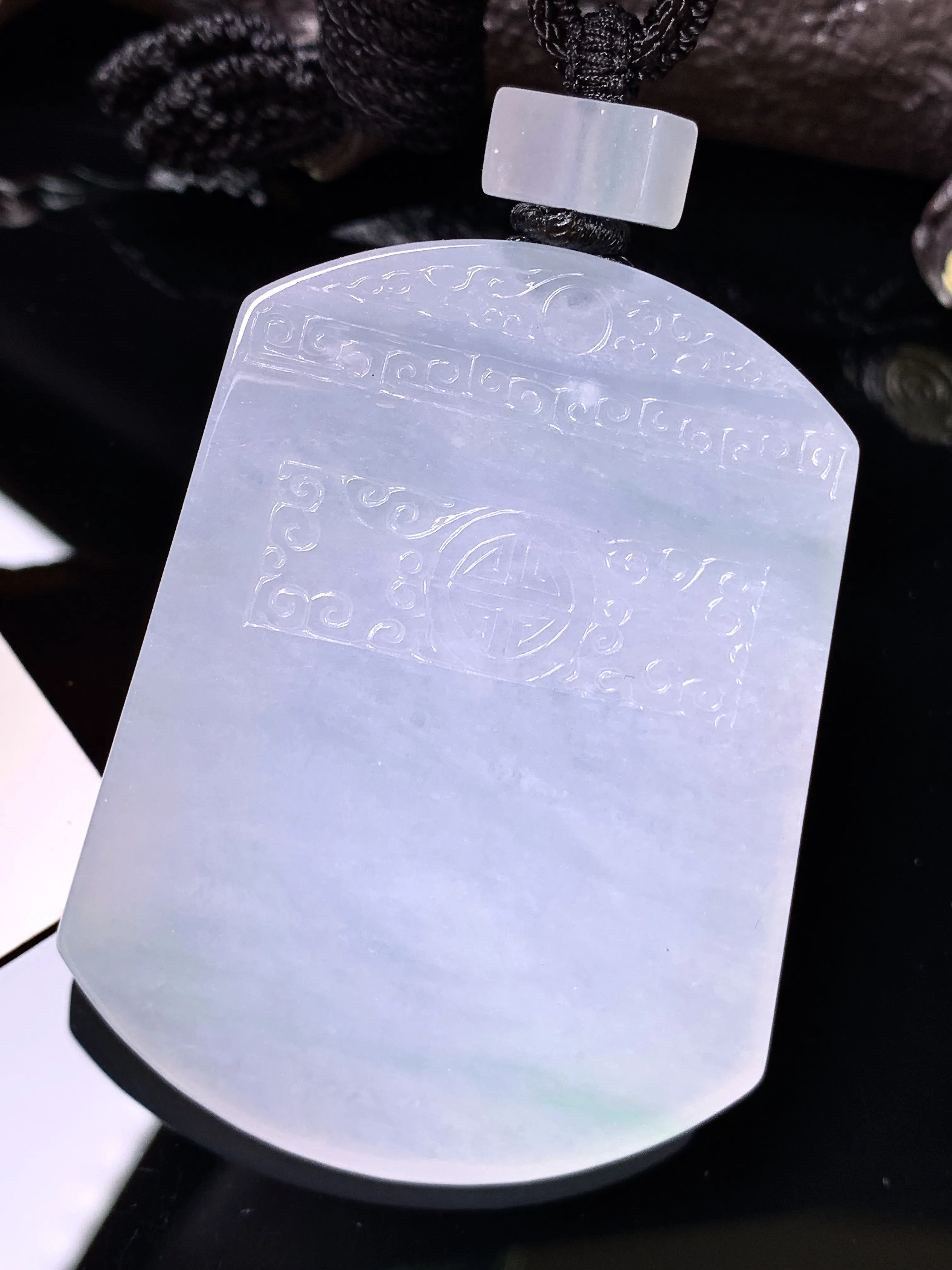 冰种无事牌吊坠 玉质细腻 色泽清新艳丽 整体尺寸55.8*43*5.5