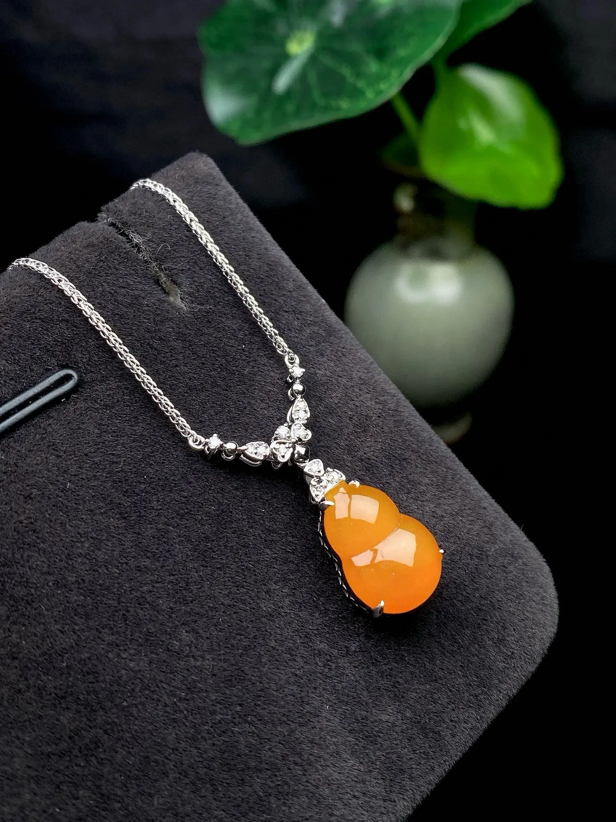 【冰种黄翡葫芦吊坠】质地细腻，冰感十足，晶莹透亮，18K金钻镶嵌，裸石尺寸13.5*9.6*3.3毫米