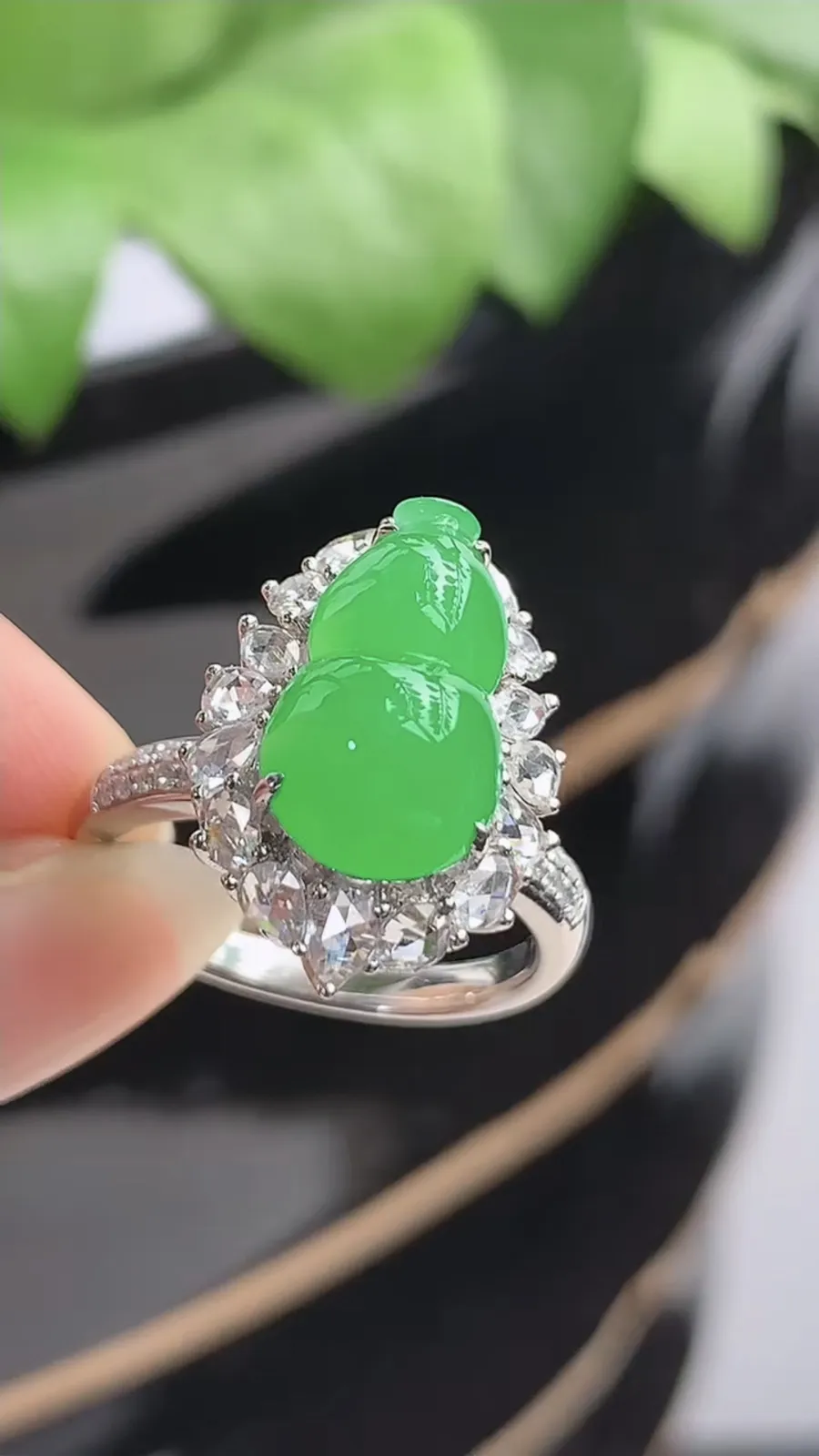 a货翡翠冰种18K金伴钻镶嵌阳绿葫芦戒指 圈口17.8裸石尺寸13.8×8mm 重量6.55g 1214