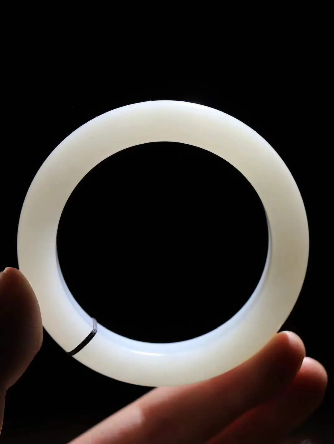 （温柔雅致.手镯）

收藏级️和田玉白玉手镯。镯型饱满，温润细腻，脂润沁香。️执一卷书，沏一盏茶，着一袭裙，戴一只镯。淡淡浅笺，素心若兰，静赏玉中诗画。悠悠岁月，芊手轻摘，盛满诗样芳华。重67.83克   尺寸55.5-13.3-10mm    FDA-321201700