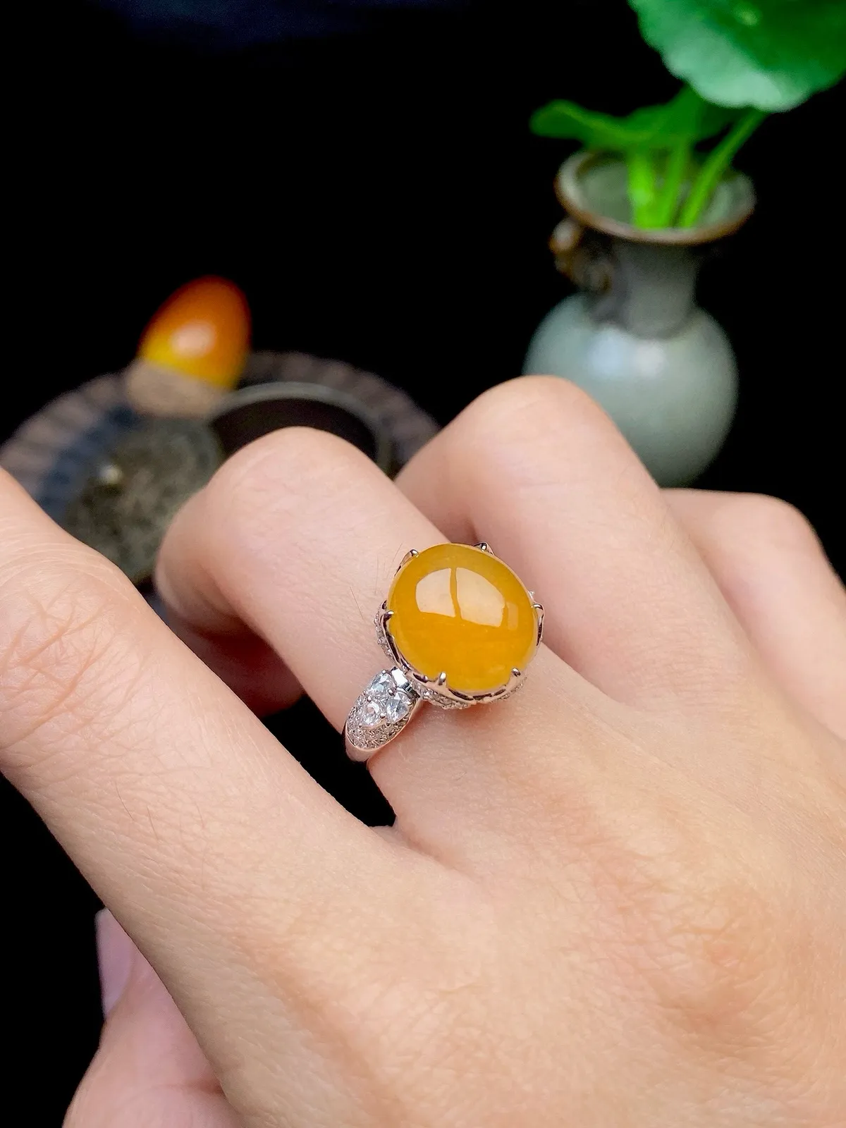 【冰种黄蛋戒指】种水上乘，晶莹剔透，纯净通透，18k金钻精美镶嵌，裸石尺寸11.2*10.4*4.5毫米，圈口可改