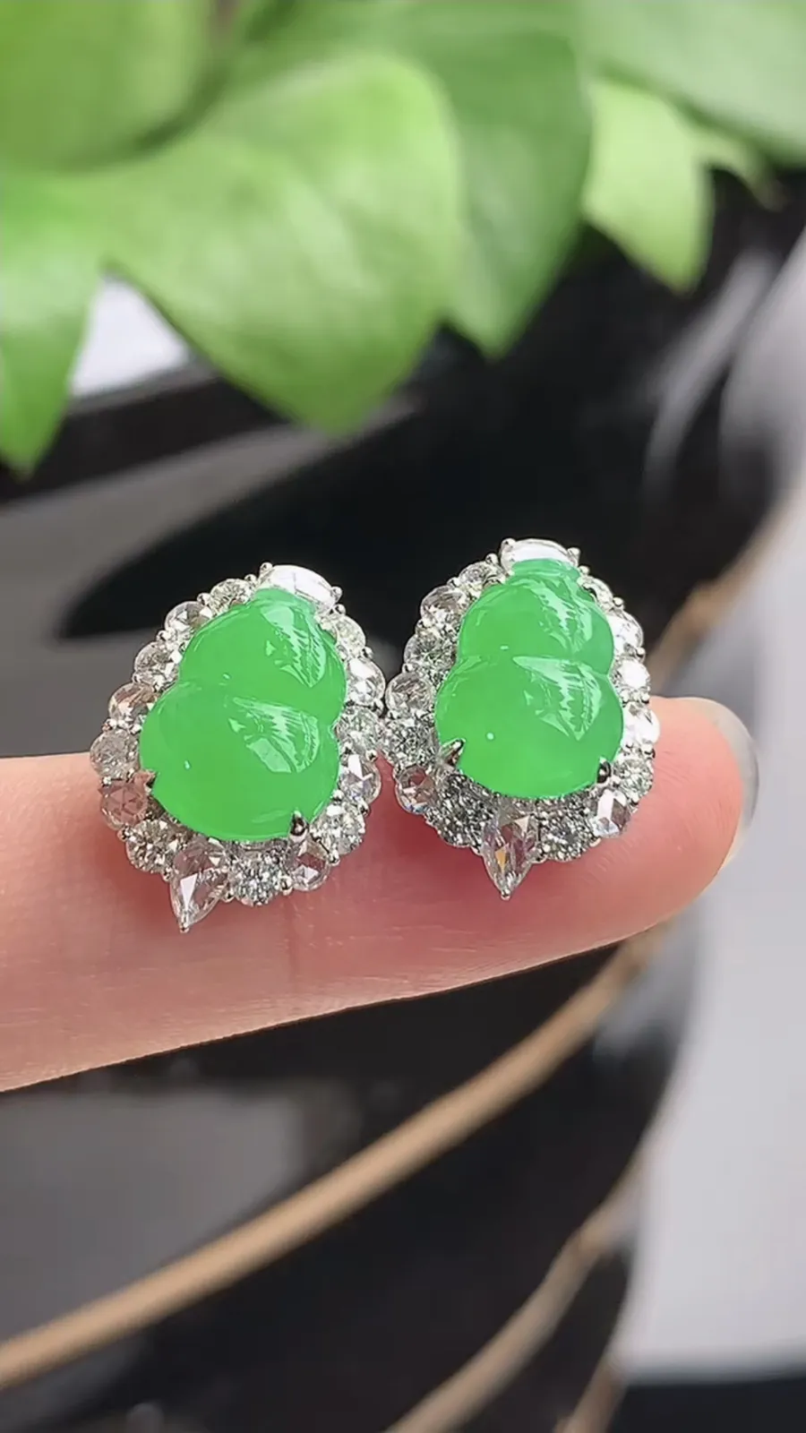 a货翡翠冰种18K金伴钻镶嵌阳绿葫芦耳钉 尺寸10.4×7.6mm 重量4.10g 1214