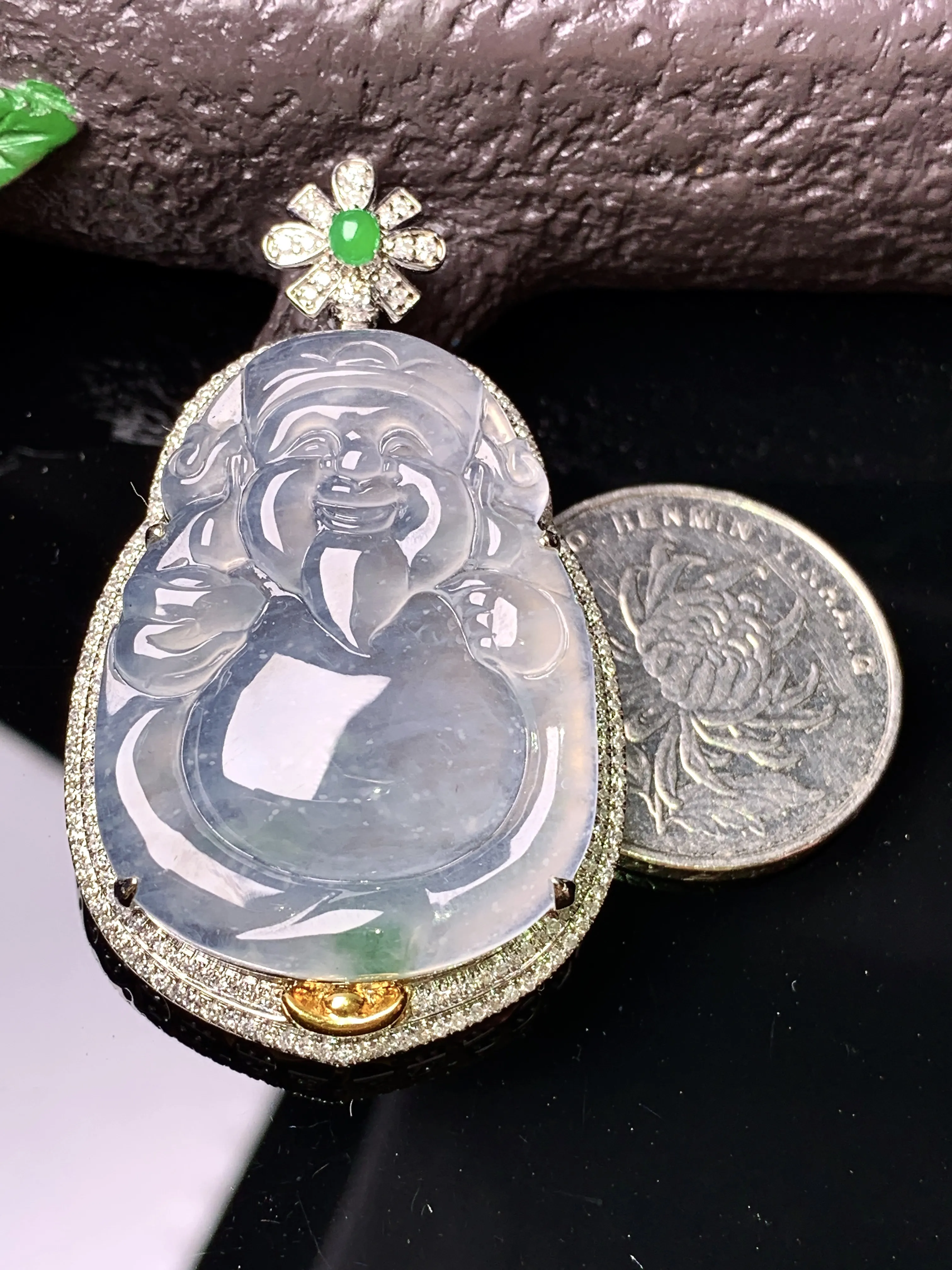 18k金钻镶嵌冰种财神吊坠 玉质细腻 色泽清新艳丽 整体尺寸49.5*29.6*10.3