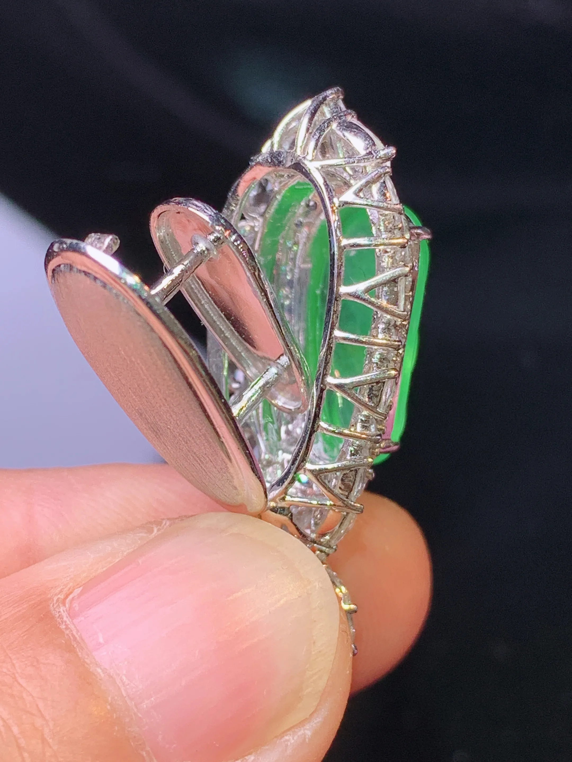 18k金钻镶嵌满绿四季豆吊坠 玉质细腻 色泽清新艳丽 整体尺寸33.8*15*11.8