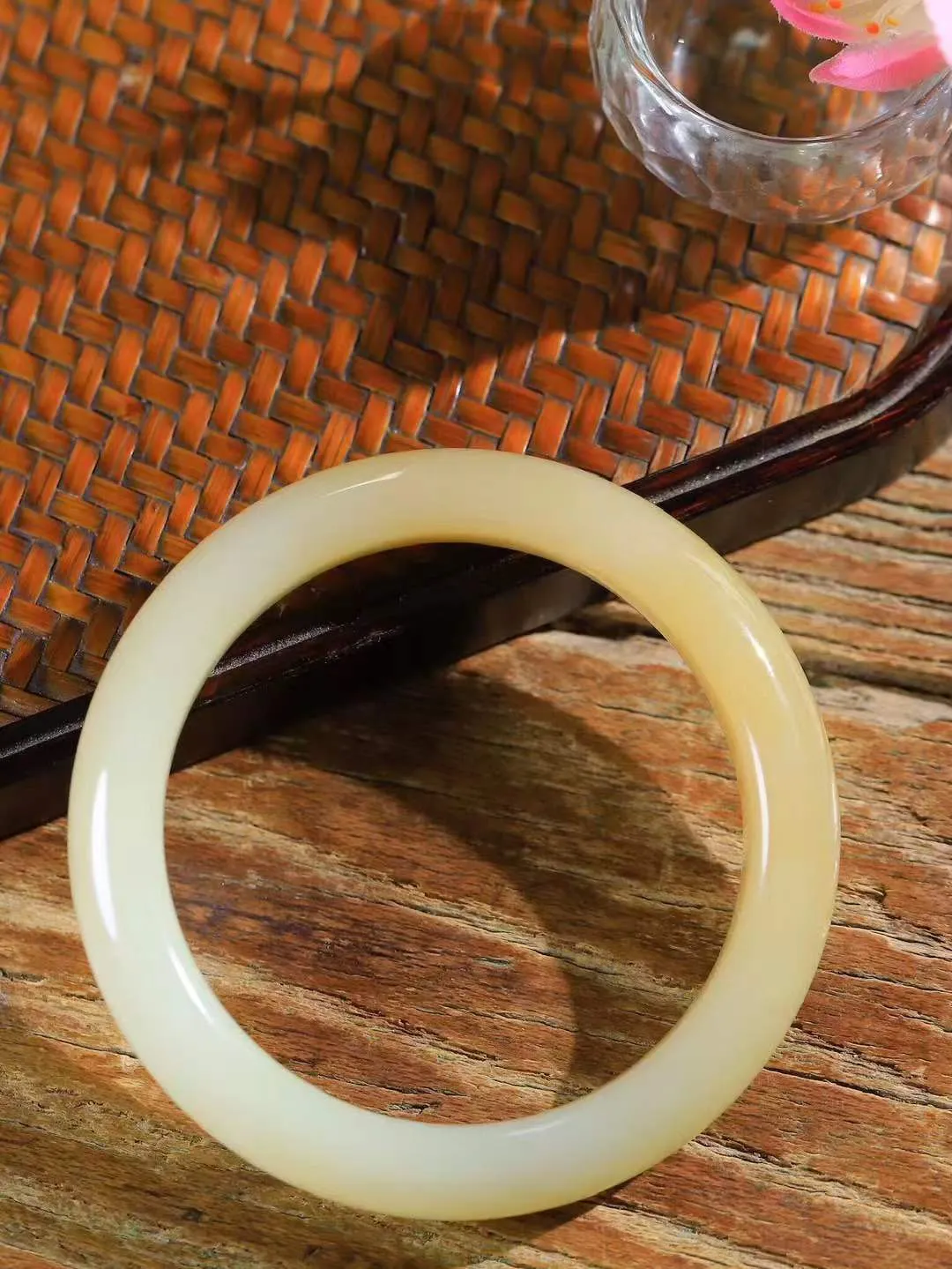 【花样年华·手镯】

精品和田玉糖白玉手镯，质地油润细腻，色泽高贵典雅，镯型古朴典雅。在诗情画意的雨巷相遇，你是我腕间的一抹风情，有你眸有深情，清风荡漾湖间静水，我愿俯身低眉，在烟波涟漪处，寻你深情倩影。内径55mm尺寸11-9mm 重48.2克fDT-781201841