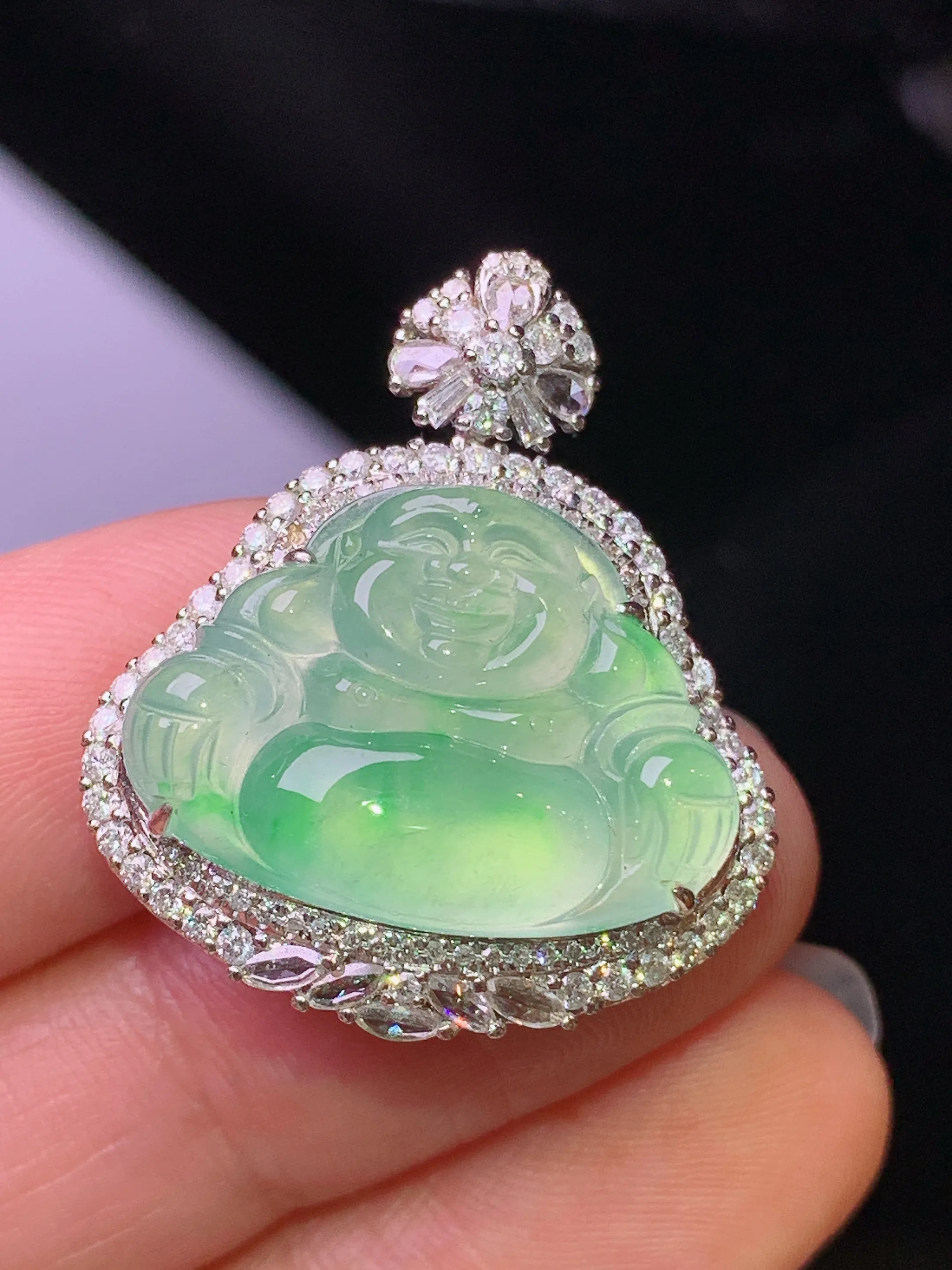 18k金钻镶嵌翠绿佛公吊坠 玉质细腻 色泽清新艳丽 整体尺寸28*23.8*9.8