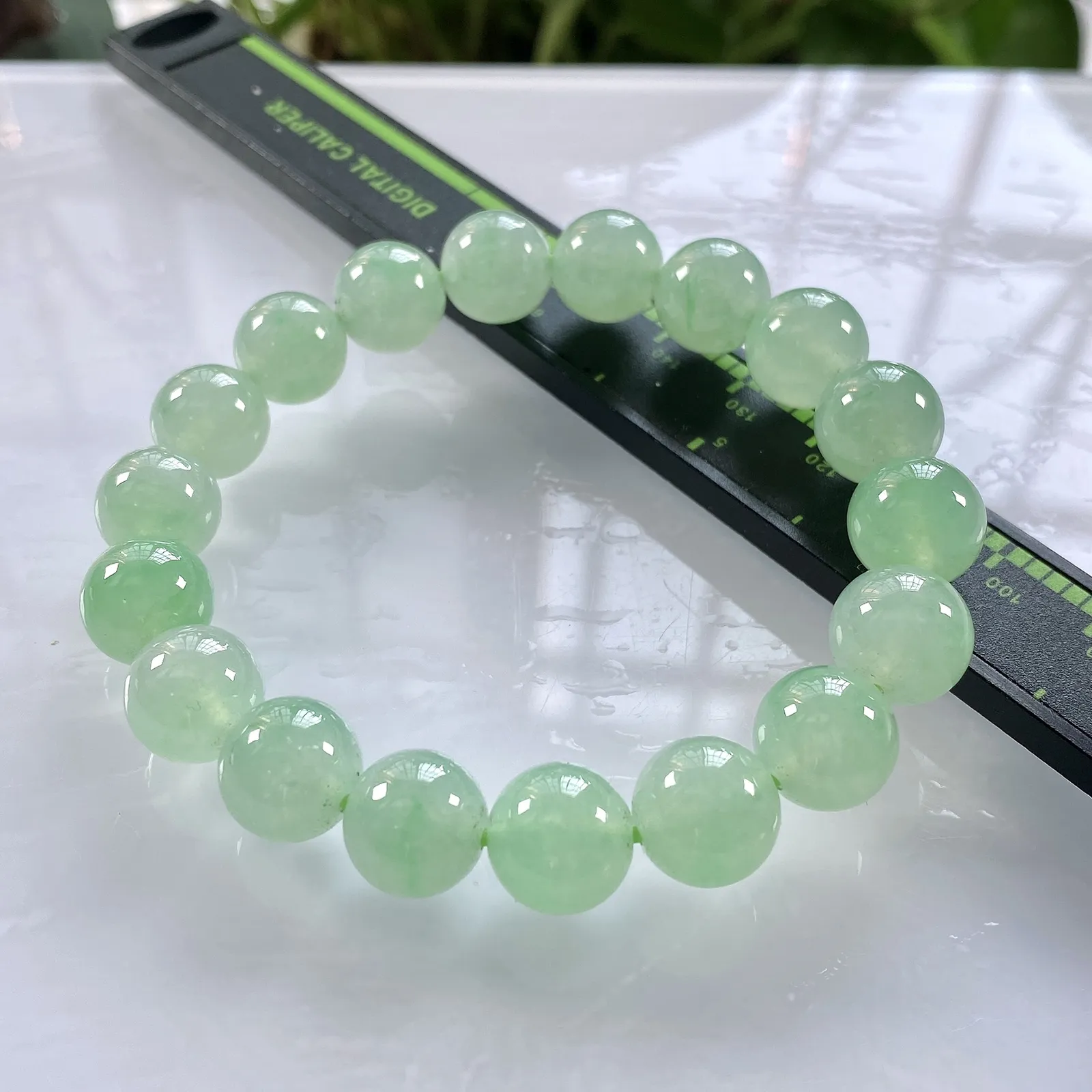 缅甸天然翡翠A货，卡11冰种起胶晴底略飘绿圆珠手串手链，尺寸：11mm/18颗，重量：42.00g