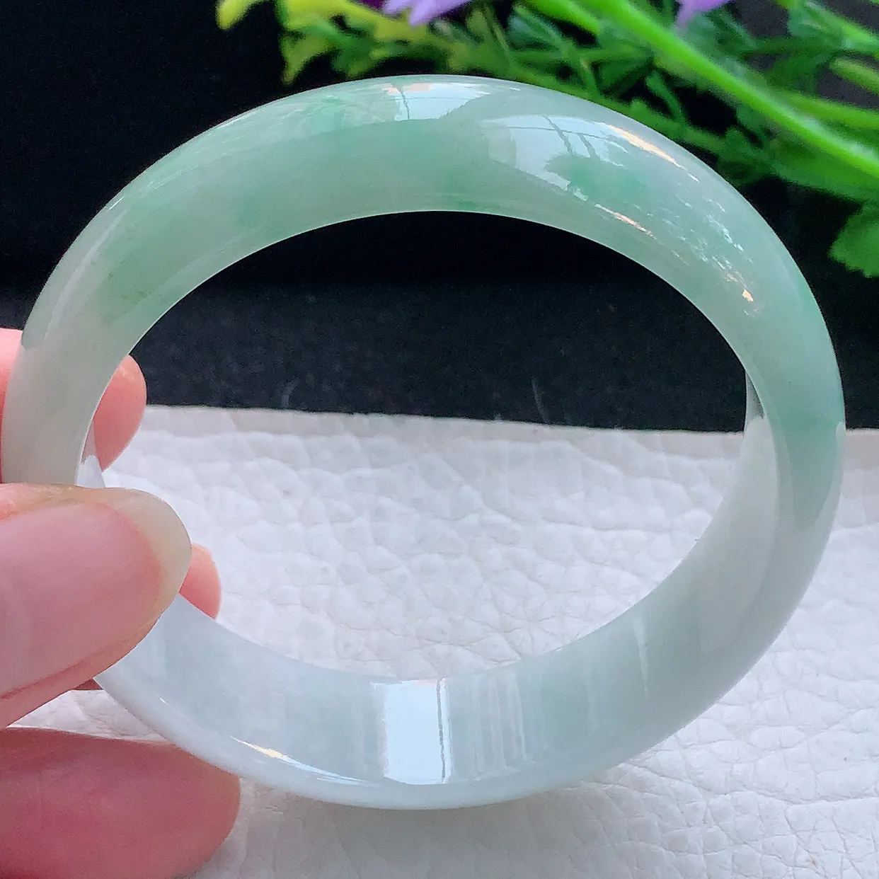 js自然光55*15.6*6.8轮胎镯 翡翠a货玉手镯精美半山水宽边玉手环