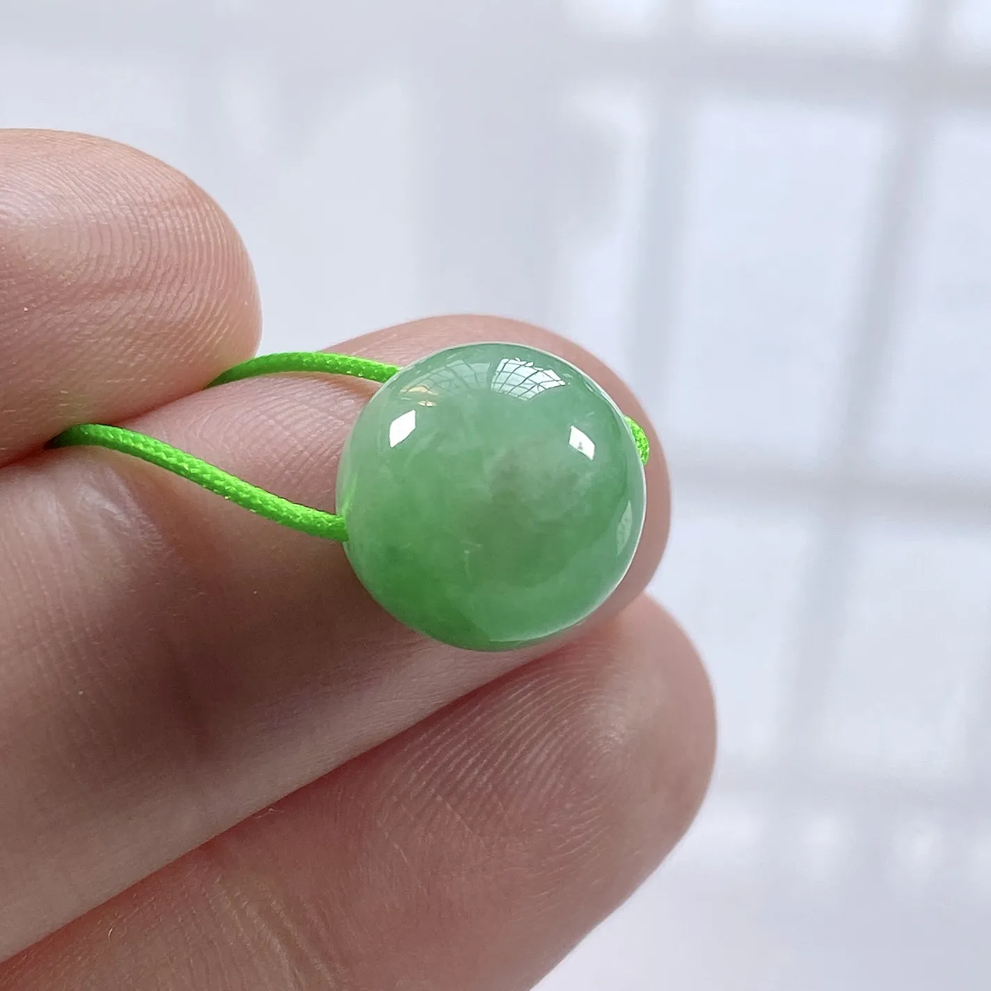 缅甸天然翡翠A货，卡12冰润满绿豆阳绿圆珠单珠一颗，尺寸：12mm/1颗，重量：3.10g（含绳），小棉纹。