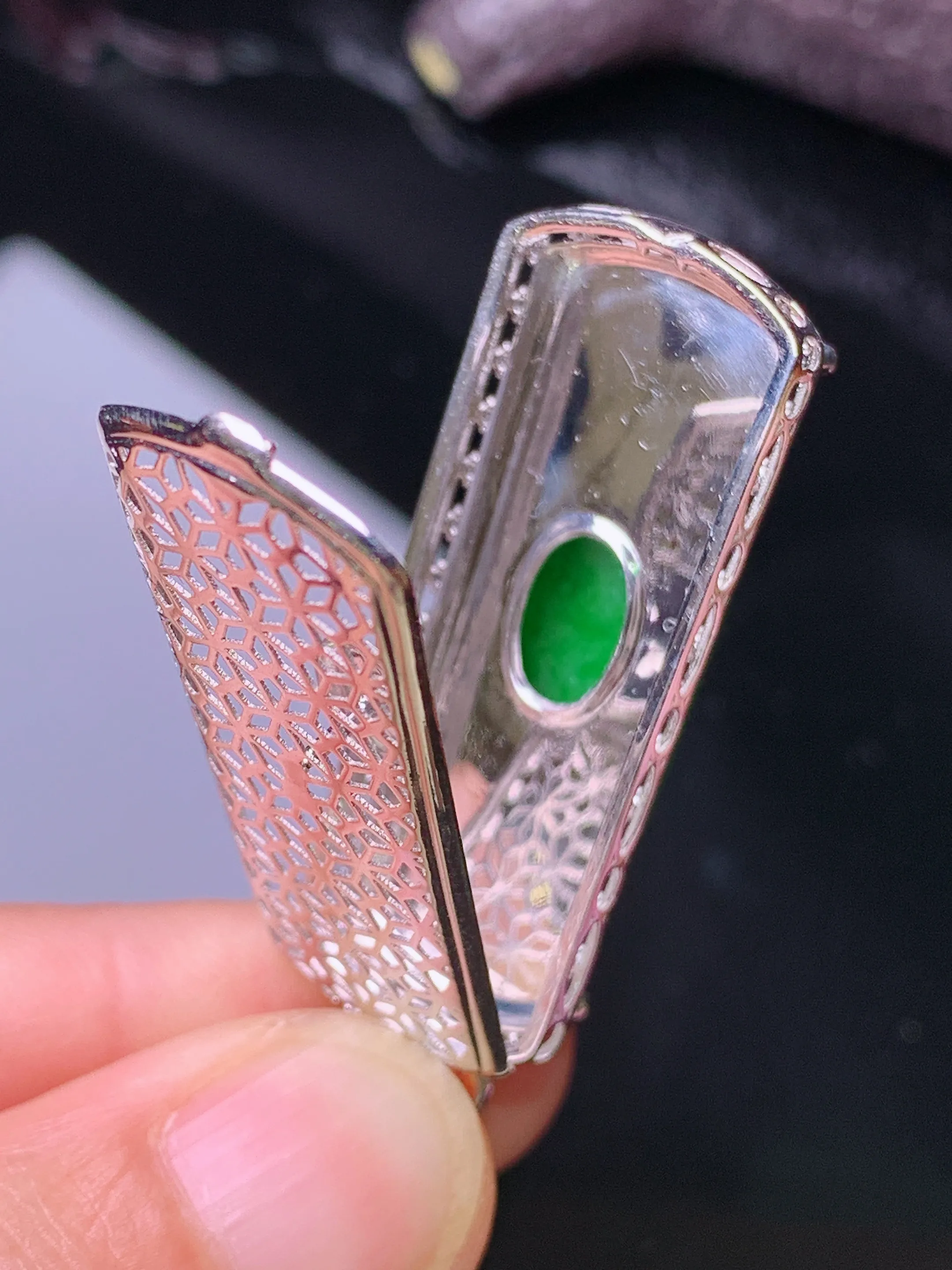 18k金钻镶嵌满绿无事牌吊坠 玉质细腻 色泽清新艳丽 整体尺寸44.6*15.7*8