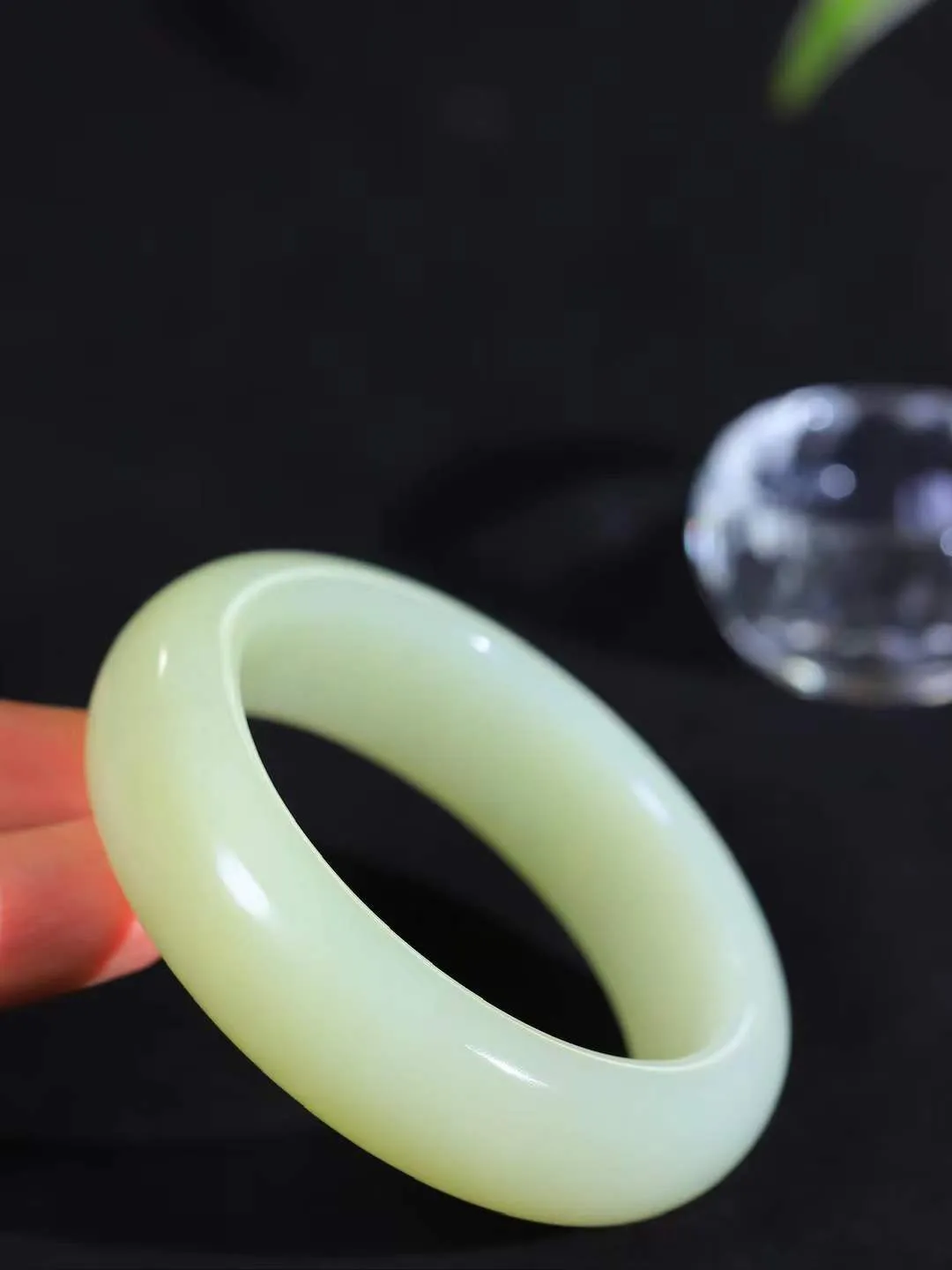 （冬日暖阳.手镯）

精品和田玉黄口料手镯 质地油润，大气雅致，清风明月潺潺，浮浮洗尽铅华随于心，净于念……重87.7克  尺寸55.5-18-10mm fDL-991251754