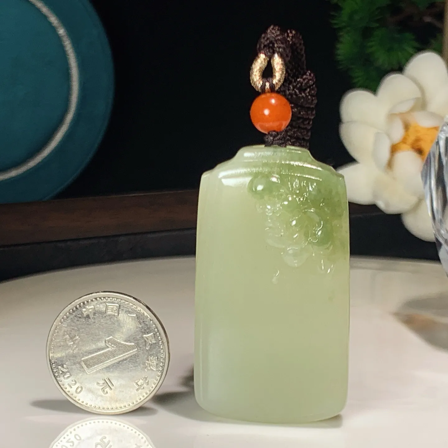 新疆和田玉蓝翠花开富贵平安无事牌挂件。尺寸49/27/9重31.5克。玉质细腻油润。手推出油。品相大气。lt251218