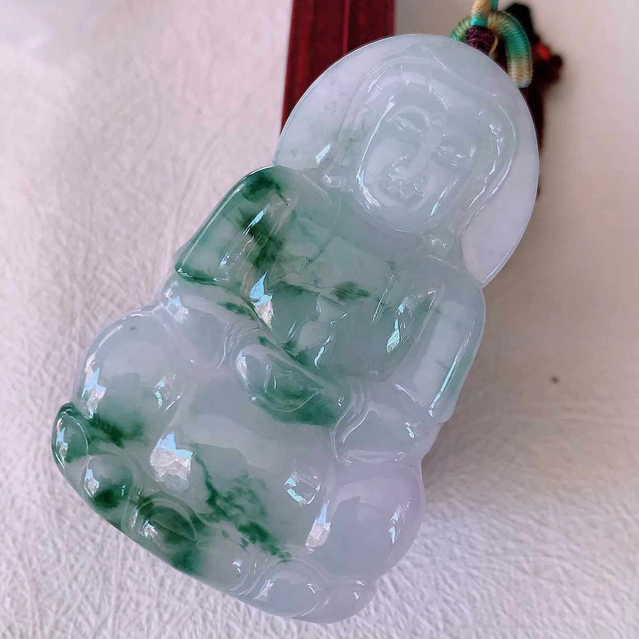 自然光实拍，大件冰飘花翡翠观音菩萨吊坠，赐福翡翠观音，翠绿迷人，观音面相端庄，佩戴时尚出众！#46.16