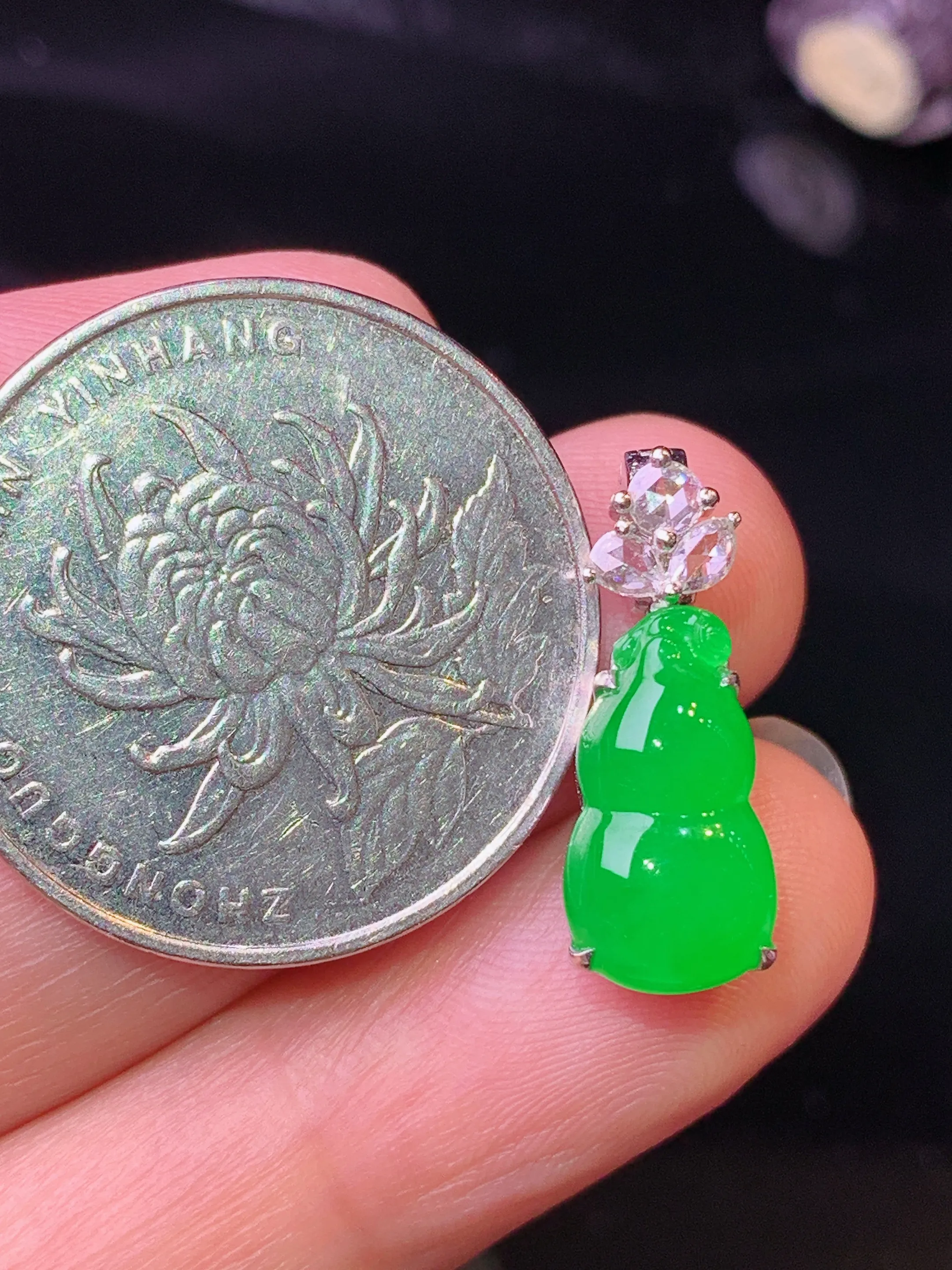 18k金钻镶嵌满绿葫芦吊坠 玉质细腻 色泽清新艳丽 整体尺寸20*7.5*7.3