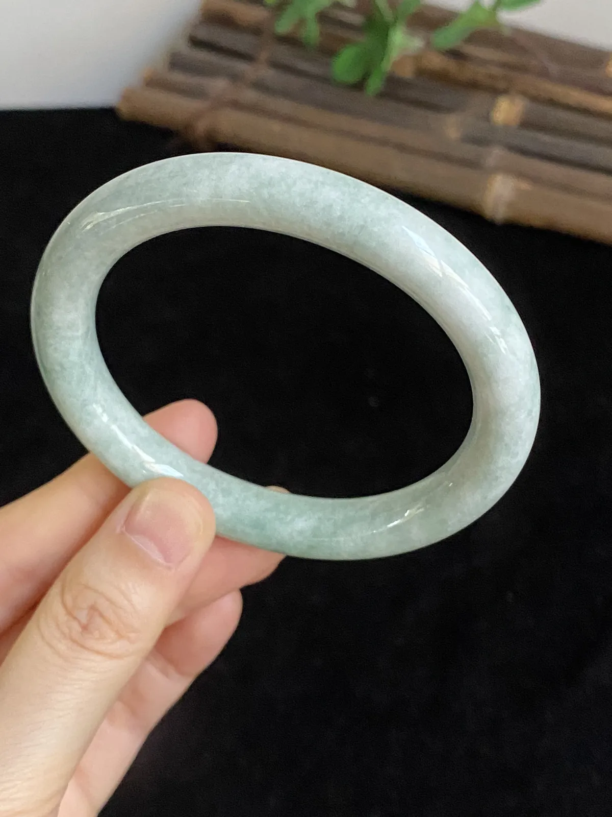 贵妃镯56圈口，翡翠手镯