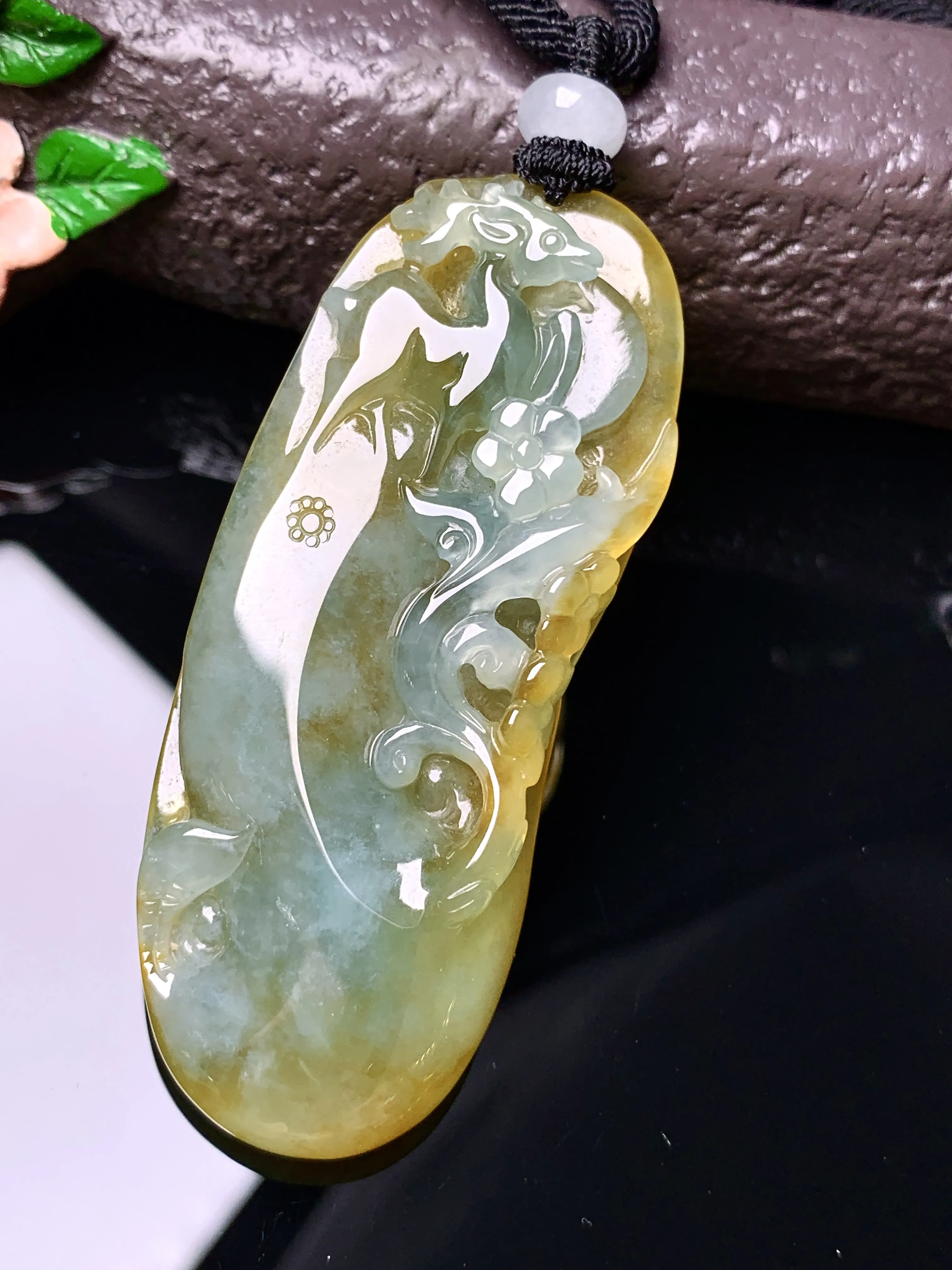 冰黄翡梅花鹿吊坠 玉质细腻 色泽清新艳丽 整体尺寸59*23.2*7.8
