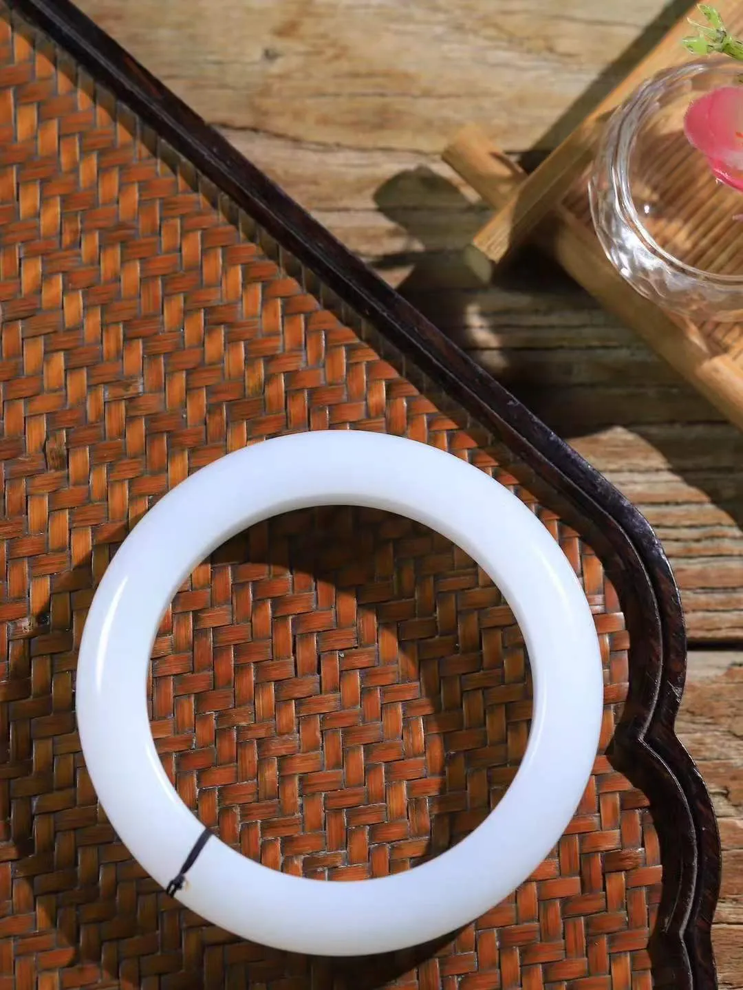 （温柔雅致.手镯）

收藏级️和田玉白玉手镯。镯型饱满，温润细腻，脂润沁香。️执一卷书，沏一盏茶，着一袭裙，戴一只镯。淡淡浅笺，素心若兰，静赏玉中诗画。悠悠岁月，芊手轻摘，盛满诗样芳华。重67.83克   尺寸55.5-13.3-10mm    FDA-321201700