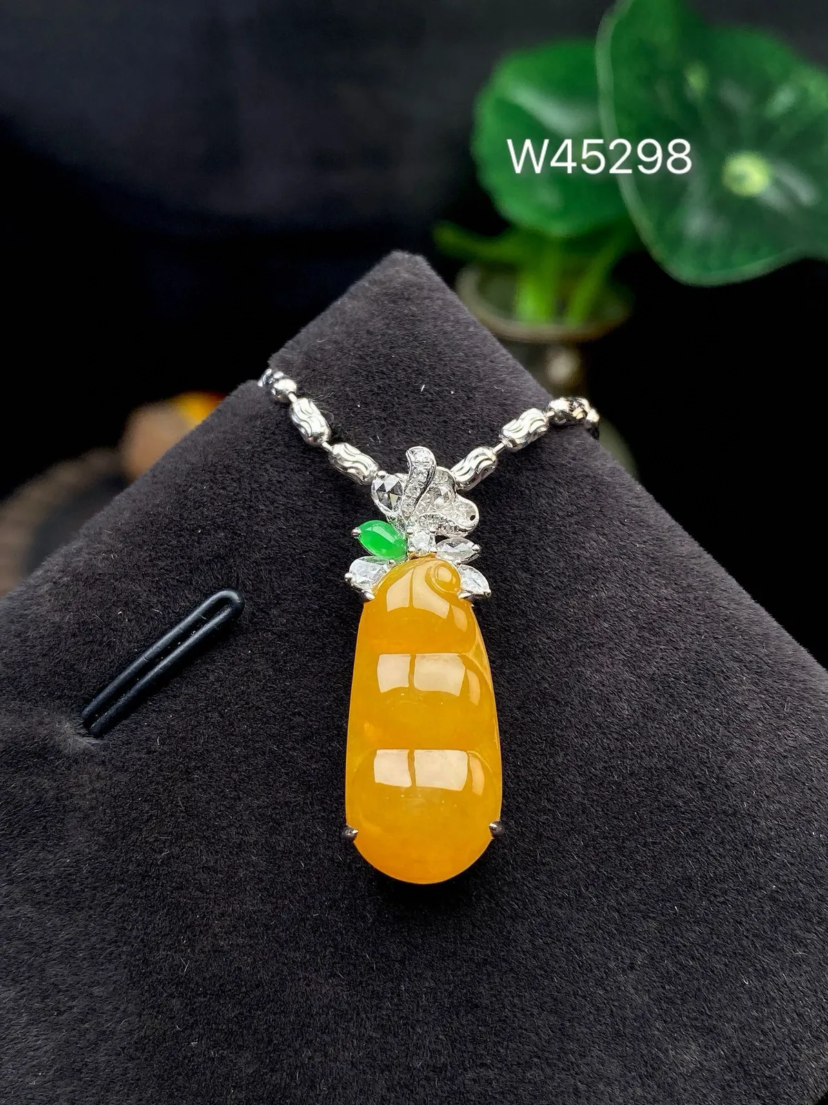 【冰种黄翡福豆吊坠】质地细腻，冰感十足，晶莹透亮，18K金钻镶嵌，裸石尺寸21*10*4.6毫米