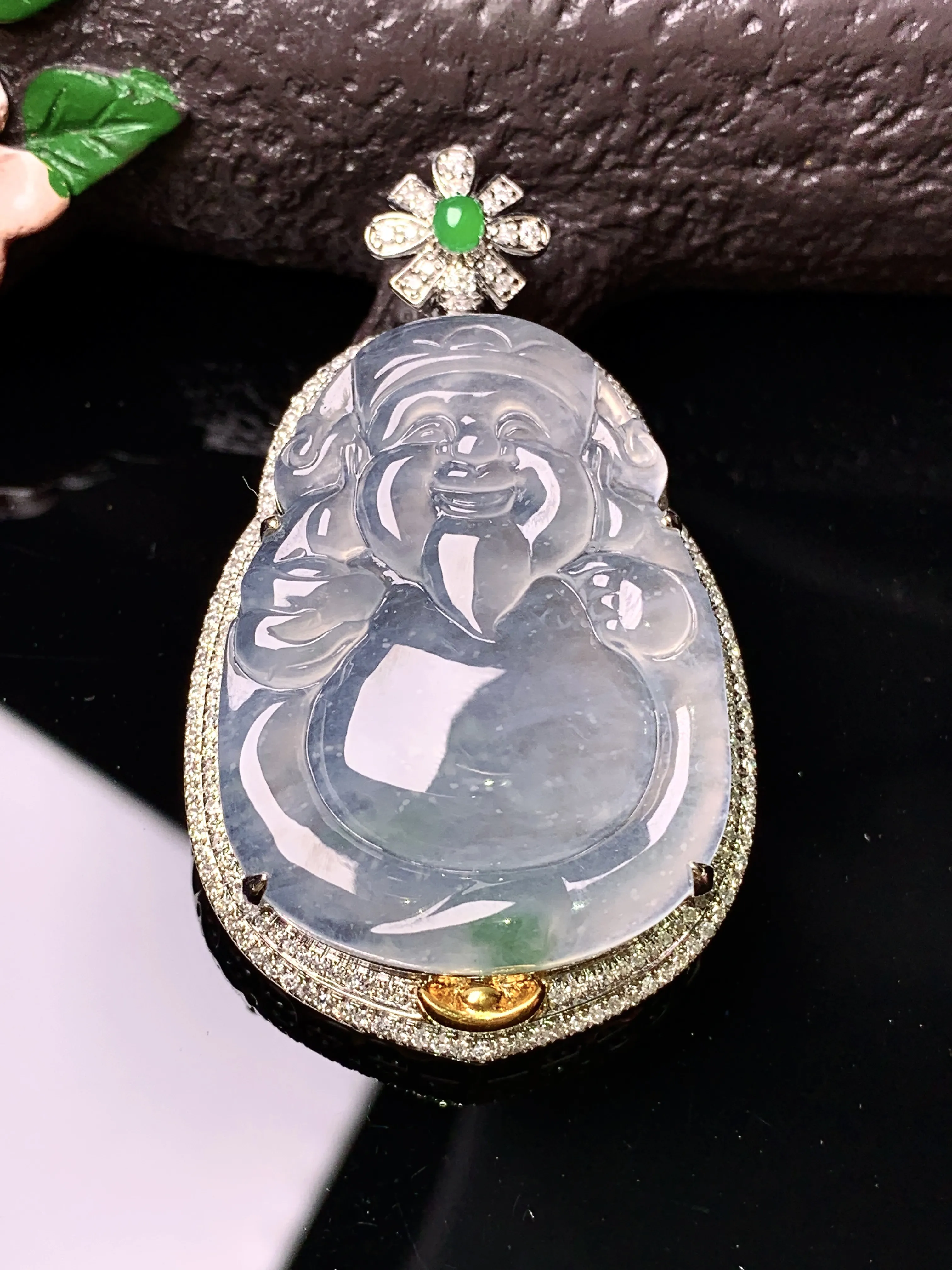 18k金钻镶嵌冰种财神吊坠 玉质细腻 色泽清新艳丽 整体尺寸49.5*29.6*10.3