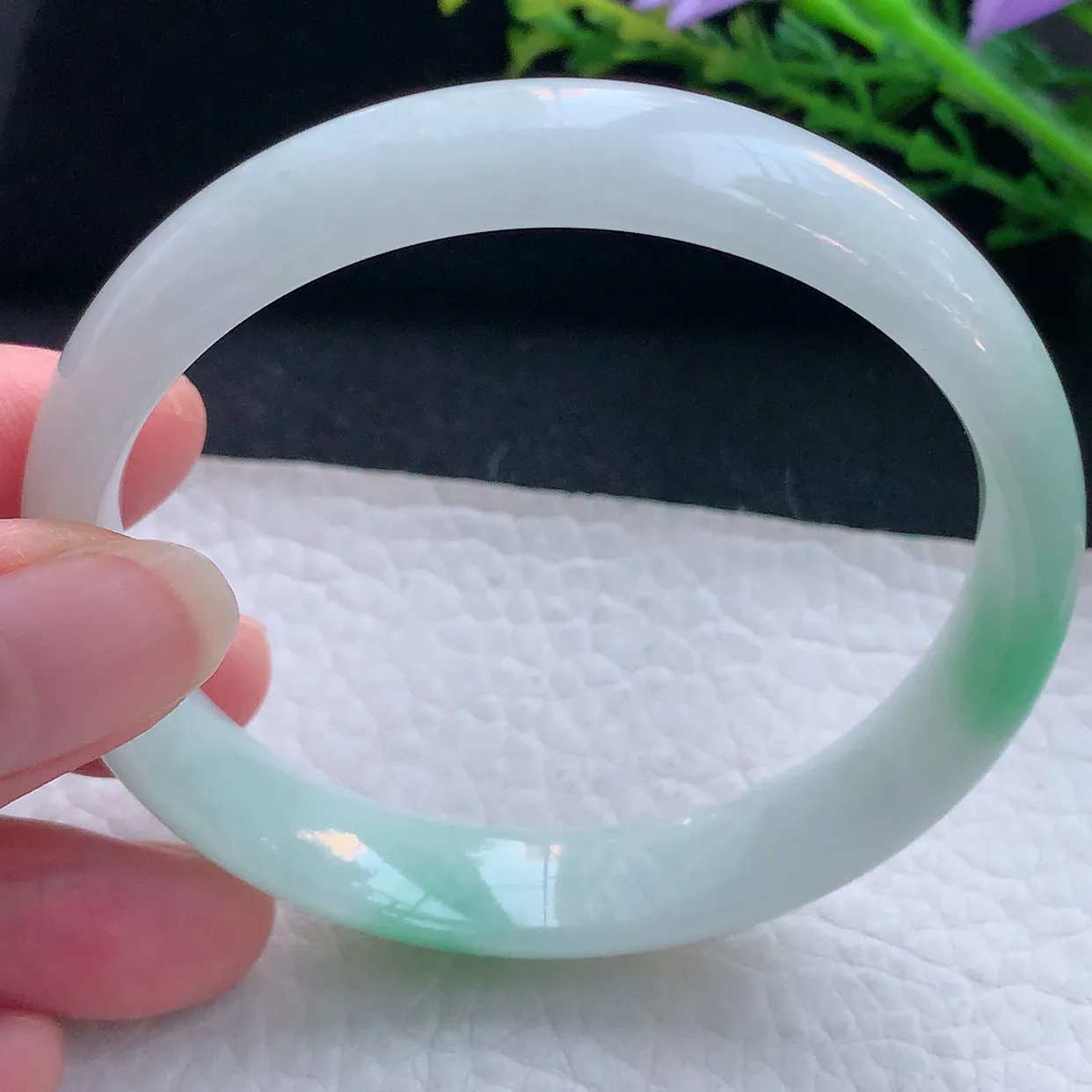 js自然光59*12*6.6你平安镯 翡翠a货玉手镯精美飘绿宽边玉手环