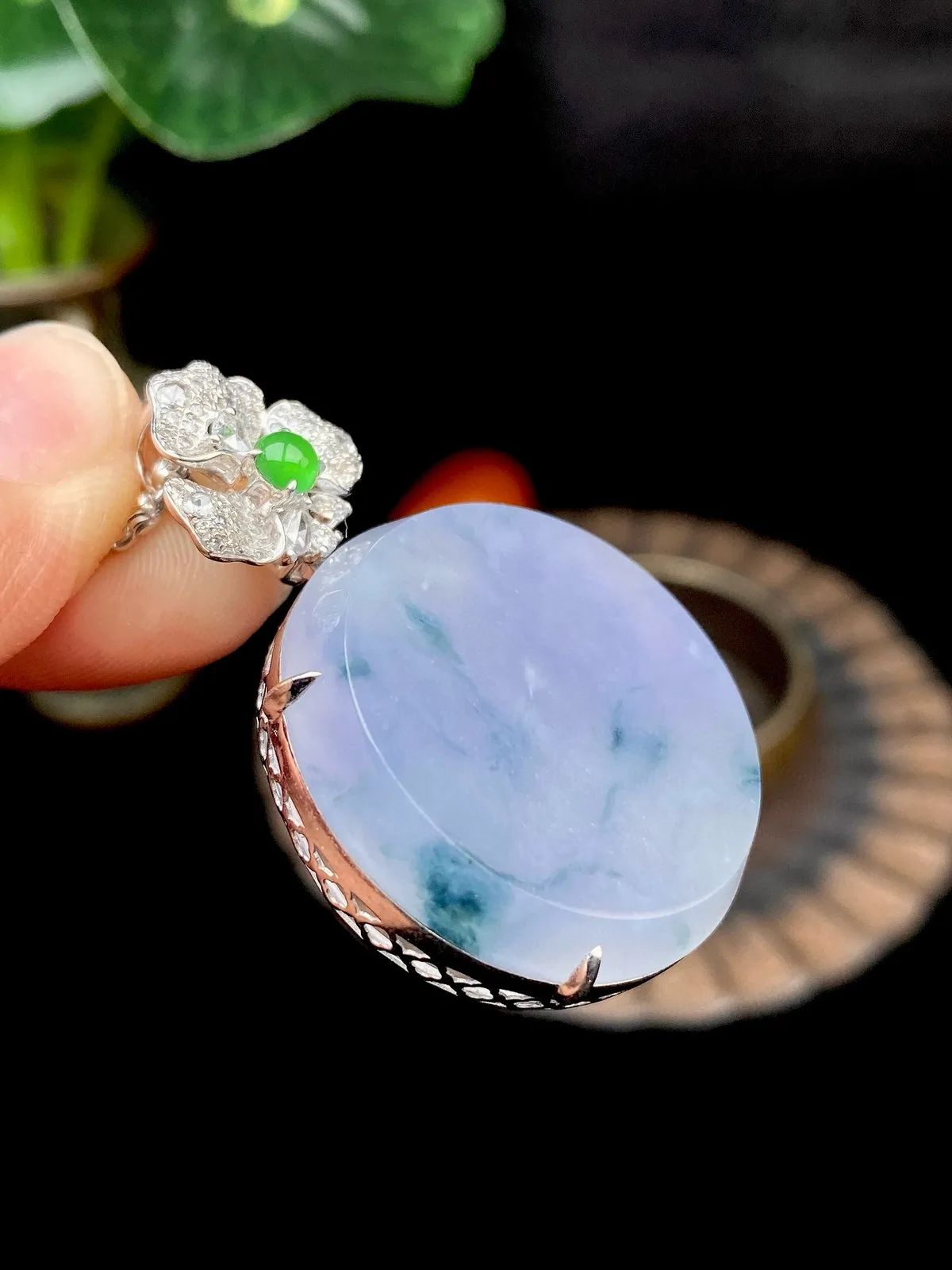 【冰种紫飘花圆无事柱吊坠】质地细腻，光泽度不错，18k金钻镶嵌，裸石尺寸27.5*5毫米