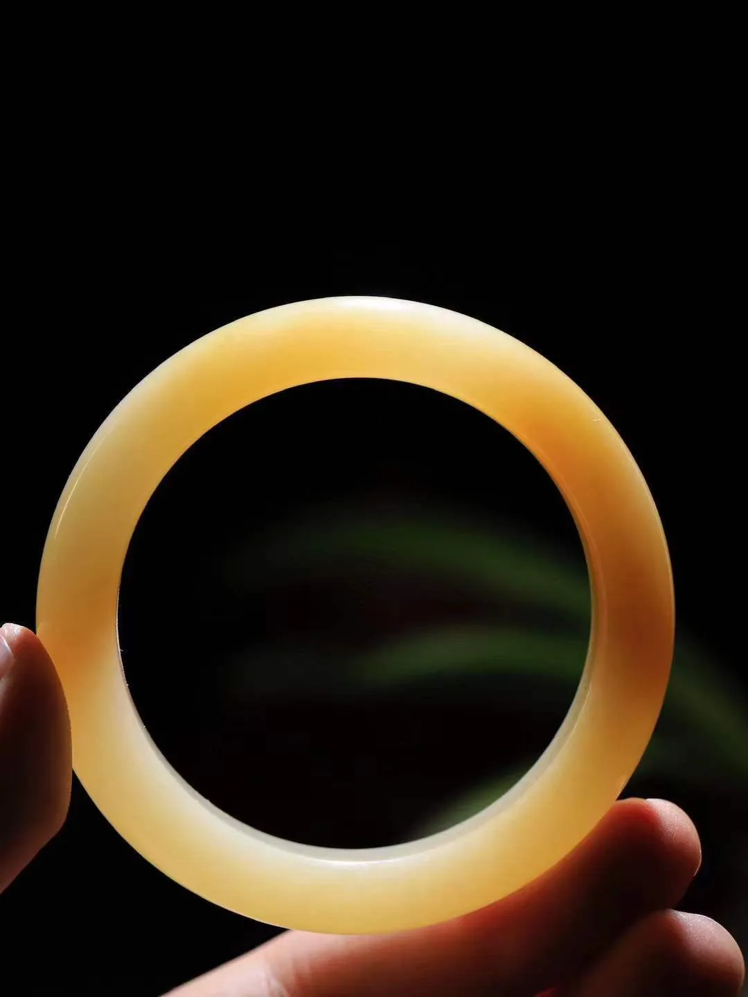 （一见倾心.手镯）

精品和田玉糖白玉手镯，玉质温润细腻 油性十足 手感舒适，高华雅逸，线条流畅，简约大气，美自天成，素雅高贵。佩戴于腕间，婉约之美，举手投足间透出那低调奢华。重44.2克  尺寸50.5-11.5-8.5mm161251830T