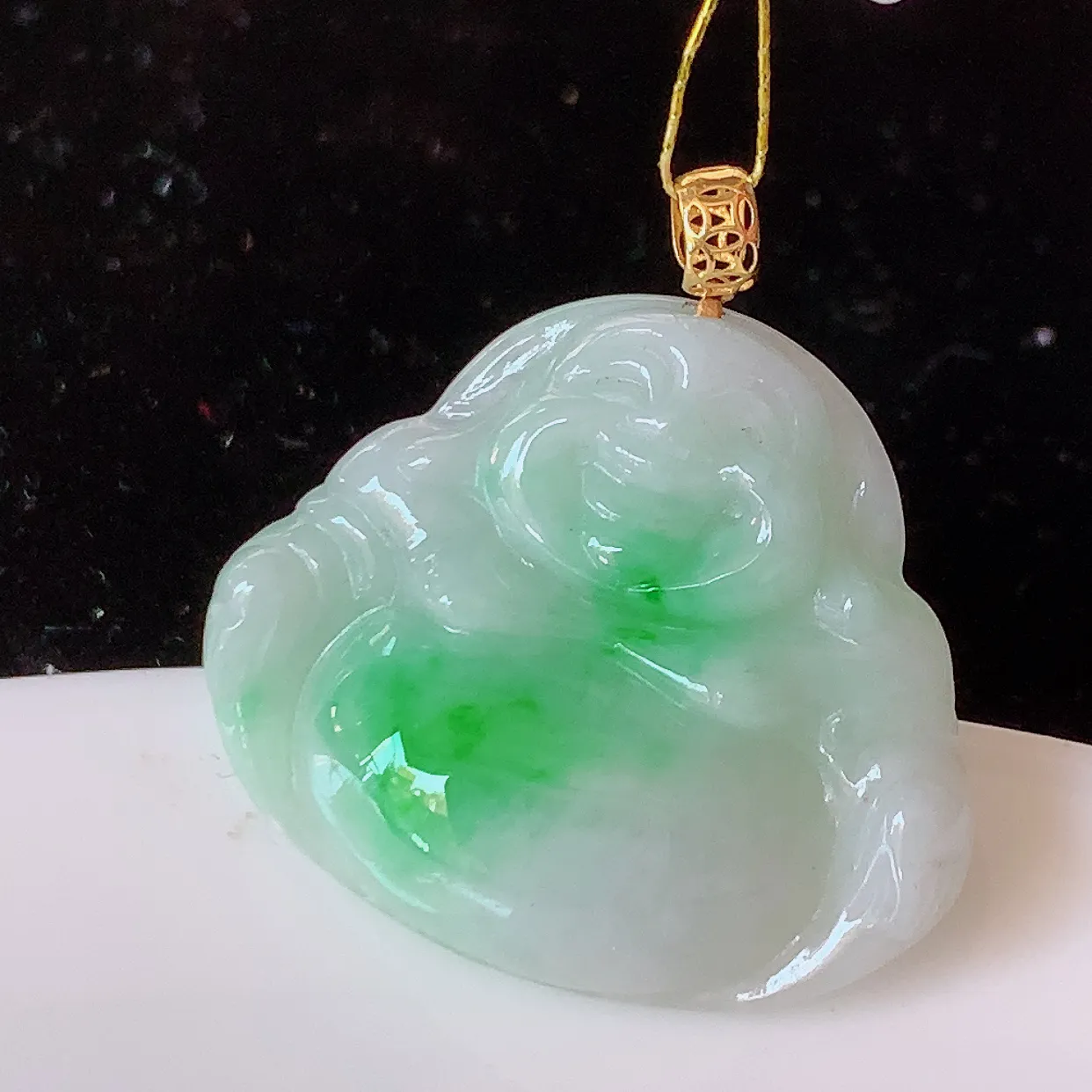 18k金镶嵌水润飘绿翡翠佛公吊坠，款式新颖时尚，日常百搭的款。清秀高雅，佩戴优雅高贵！#35.16