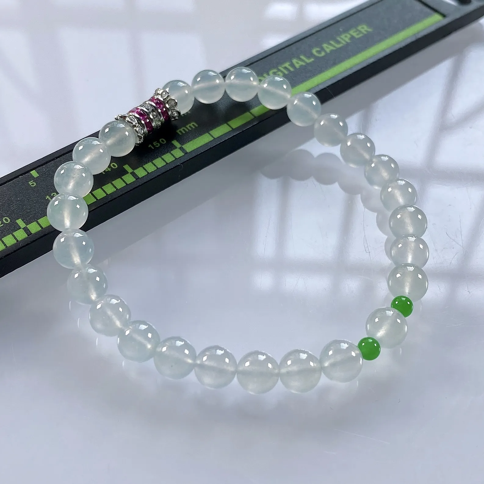 缅甸天然翡翠A货，卡6高冰种起光起胶圆珠手串手链，尺寸：白珠6mm/26颗，小绿珠3.3mm/2颗，长度175mm，重量：12.00g