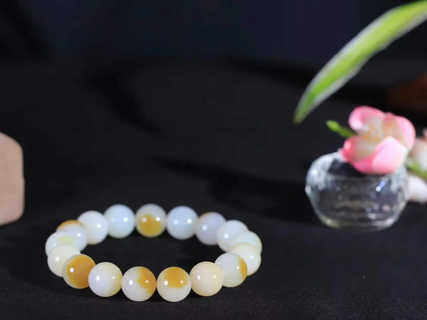 【珠圆玉润.手串】

精品和田玉糖白玉珠圆玉润手串 玉质温润细腻  整串打磨圆润，佩戴舒适。珠珠落玉