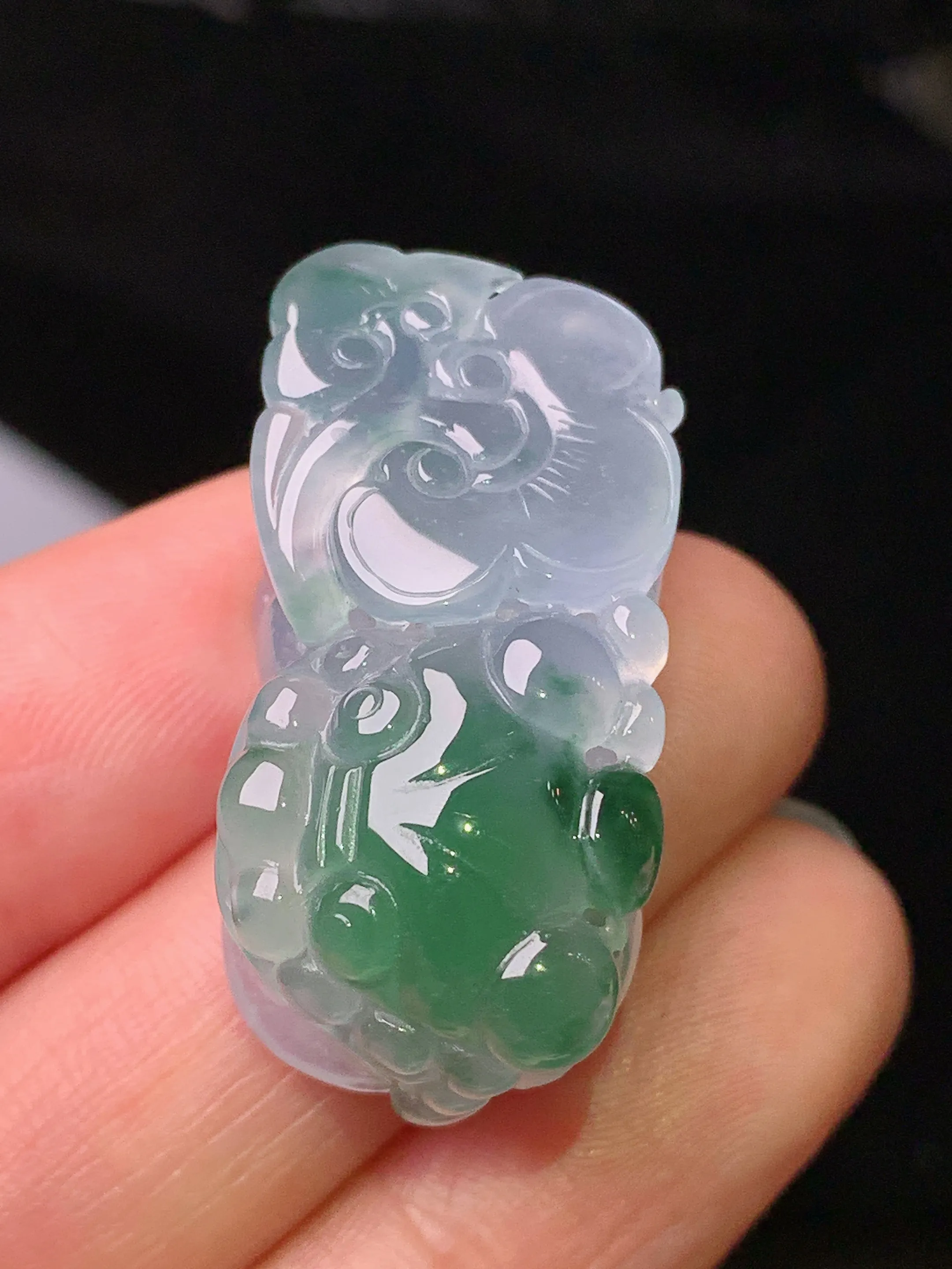 飘绿貔貅吊坠 玉质细腻 色泽清新艳丽 整体尺寸31.8*15.3*14.2