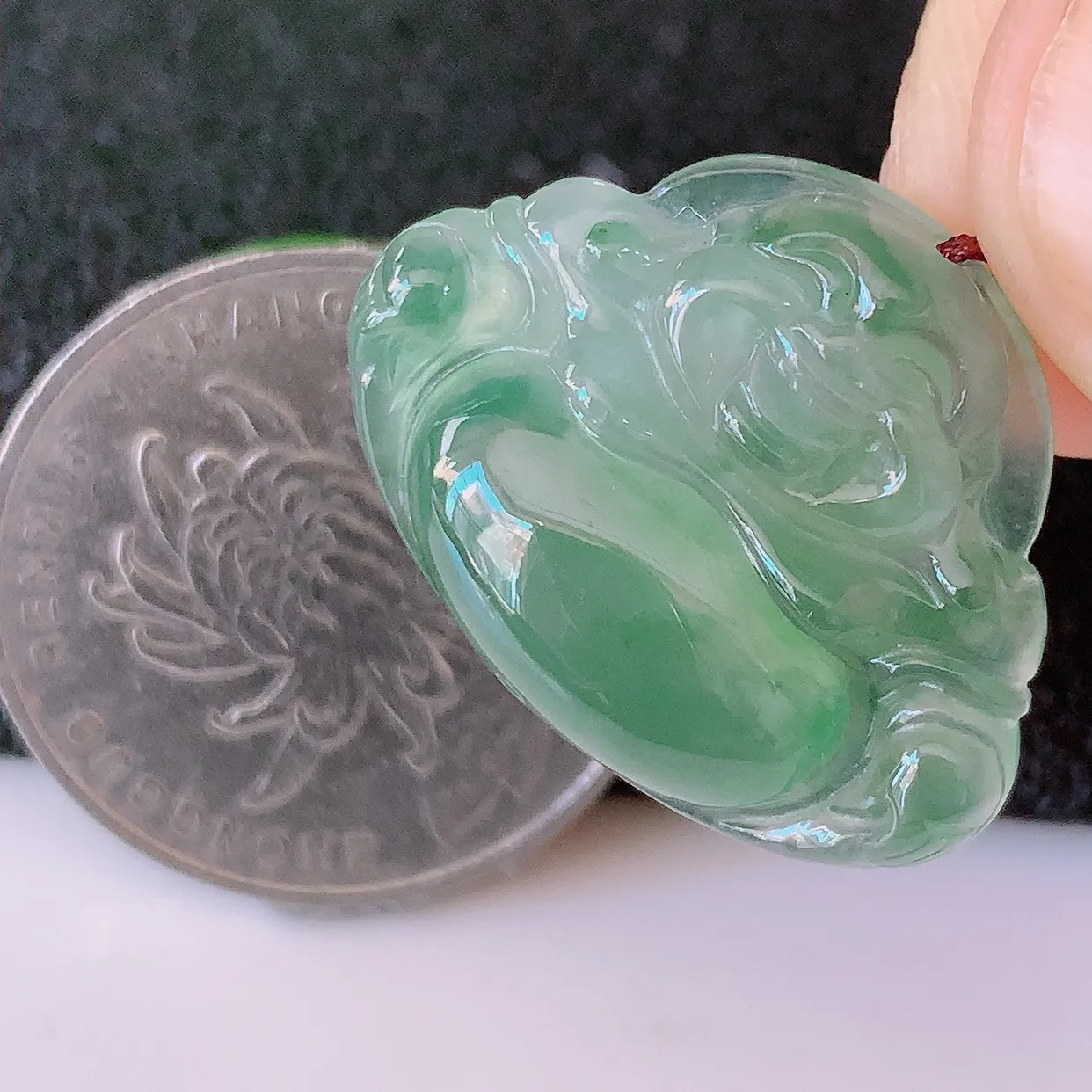 自然光实拍，冰种飘花翡翠佛公，水灵起胶，翠色迷人，佛公在心中，一生平安，饱满圆润，开怀大笑佛公，配戴灵气十足！#46.16