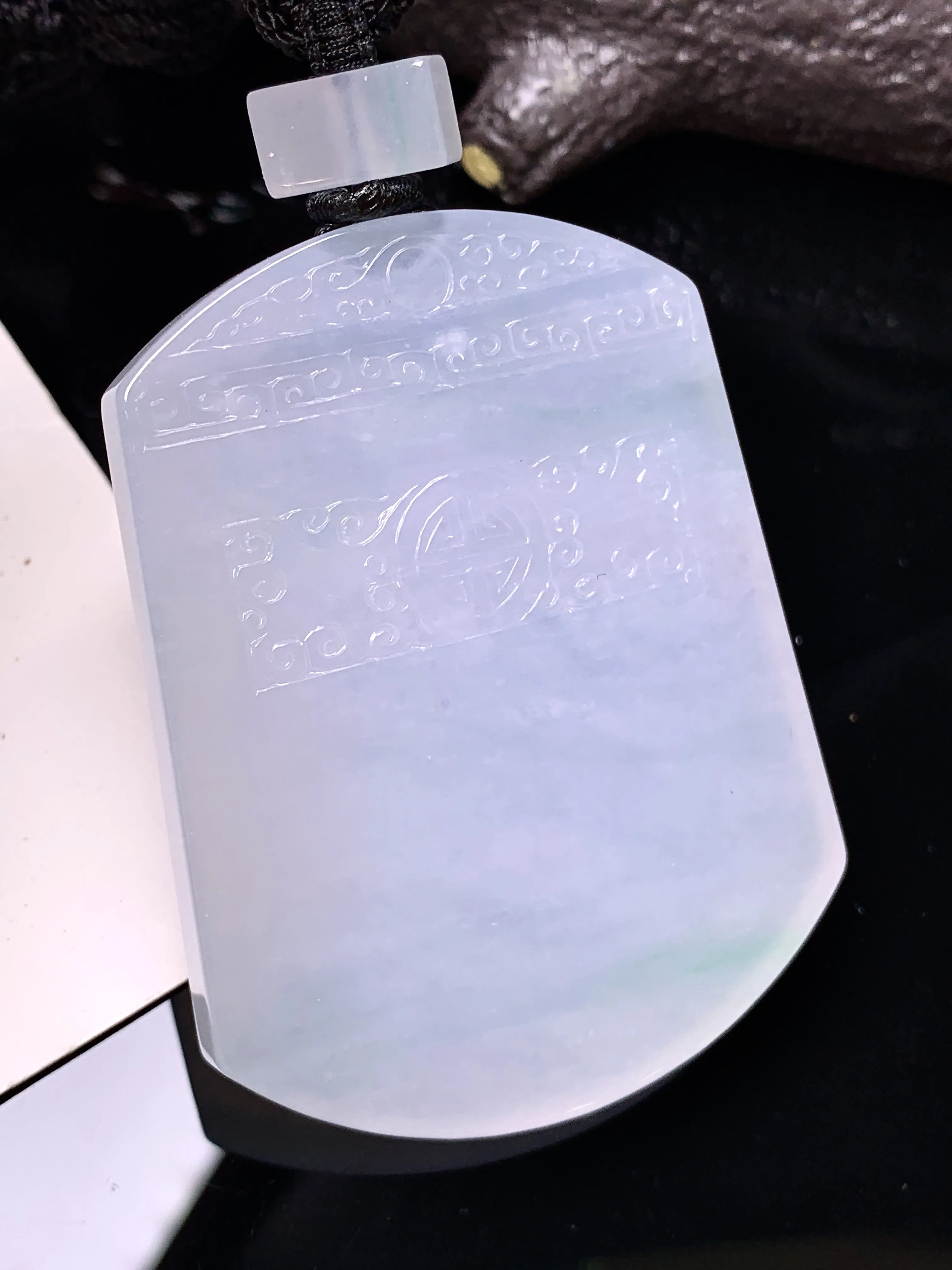 冰种无事牌吊坠 玉质细腻 色泽清新艳丽 整体尺寸55.8*43*5.5