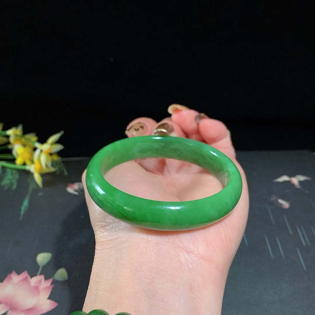 和田玉54圈口阳绿色碧玉手镯！玉质细腻油润 底色纯净 无裂无杂 脂粉好，品质高