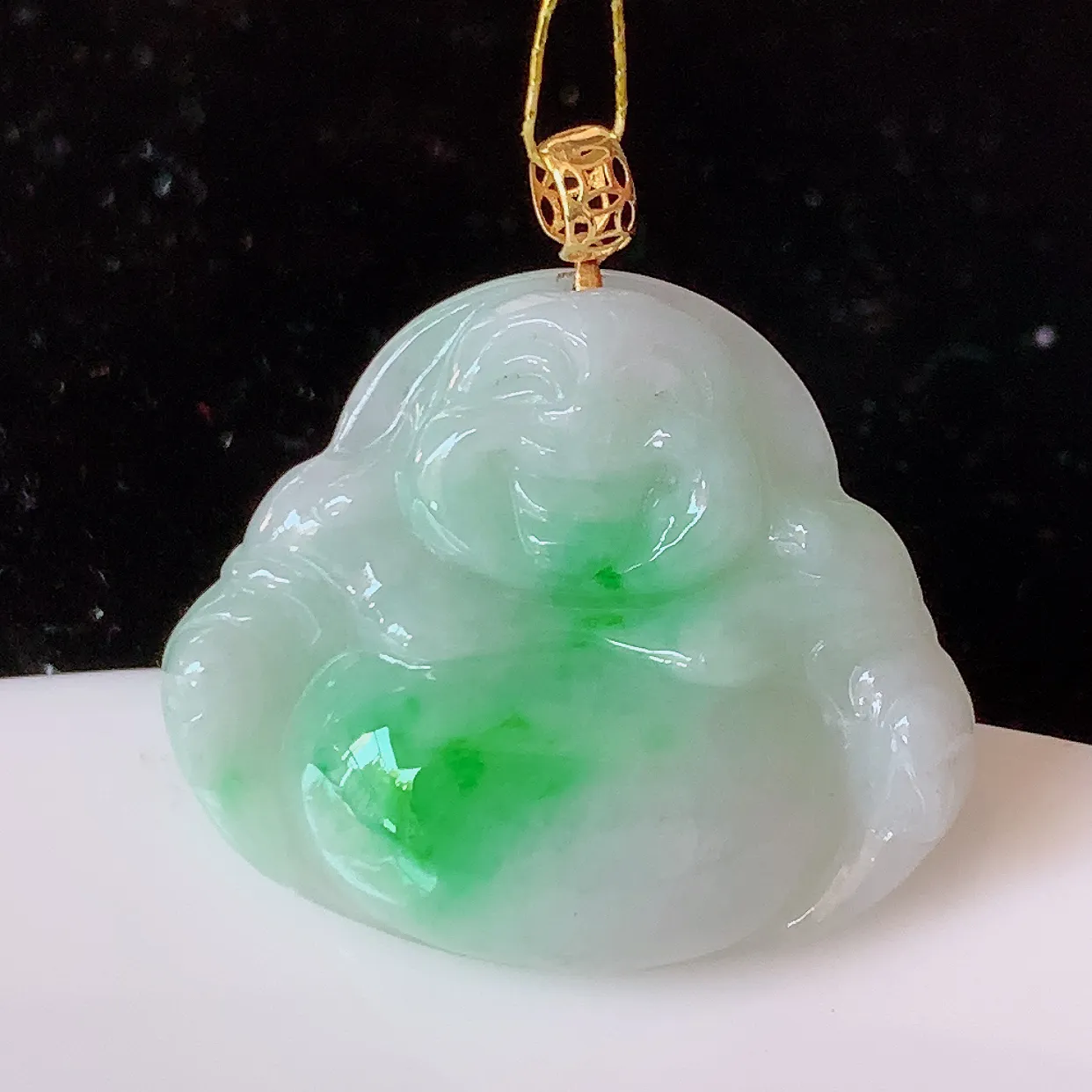 18k金镶嵌水润飘绿翡翠佛公吊坠，款式新颖时尚，日常百搭的款。清秀高雅，佩戴优雅高贵！#35.16