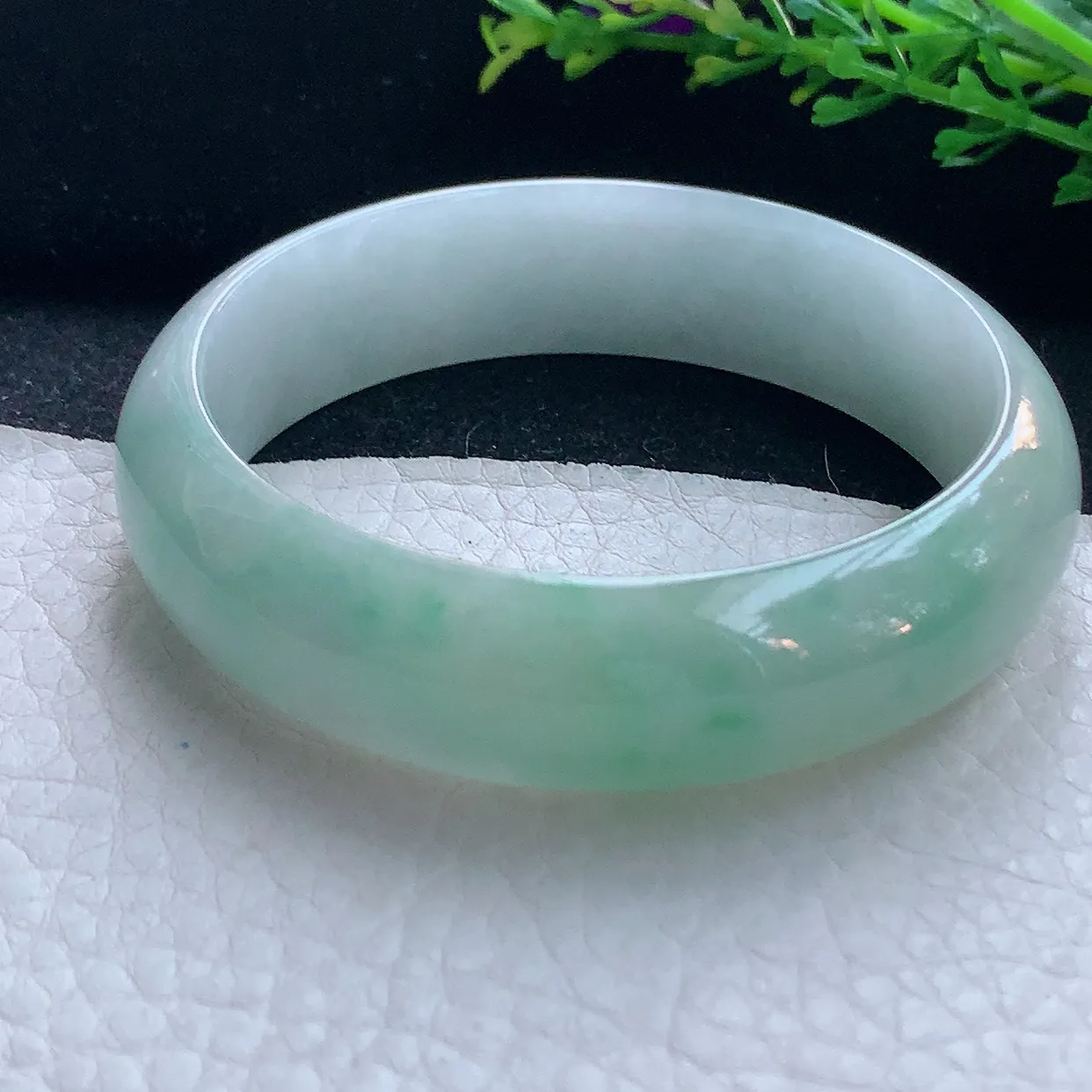 js自然光55*15.6*6.8轮胎镯 翡翠a货玉手镯精美半山水宽边玉手环