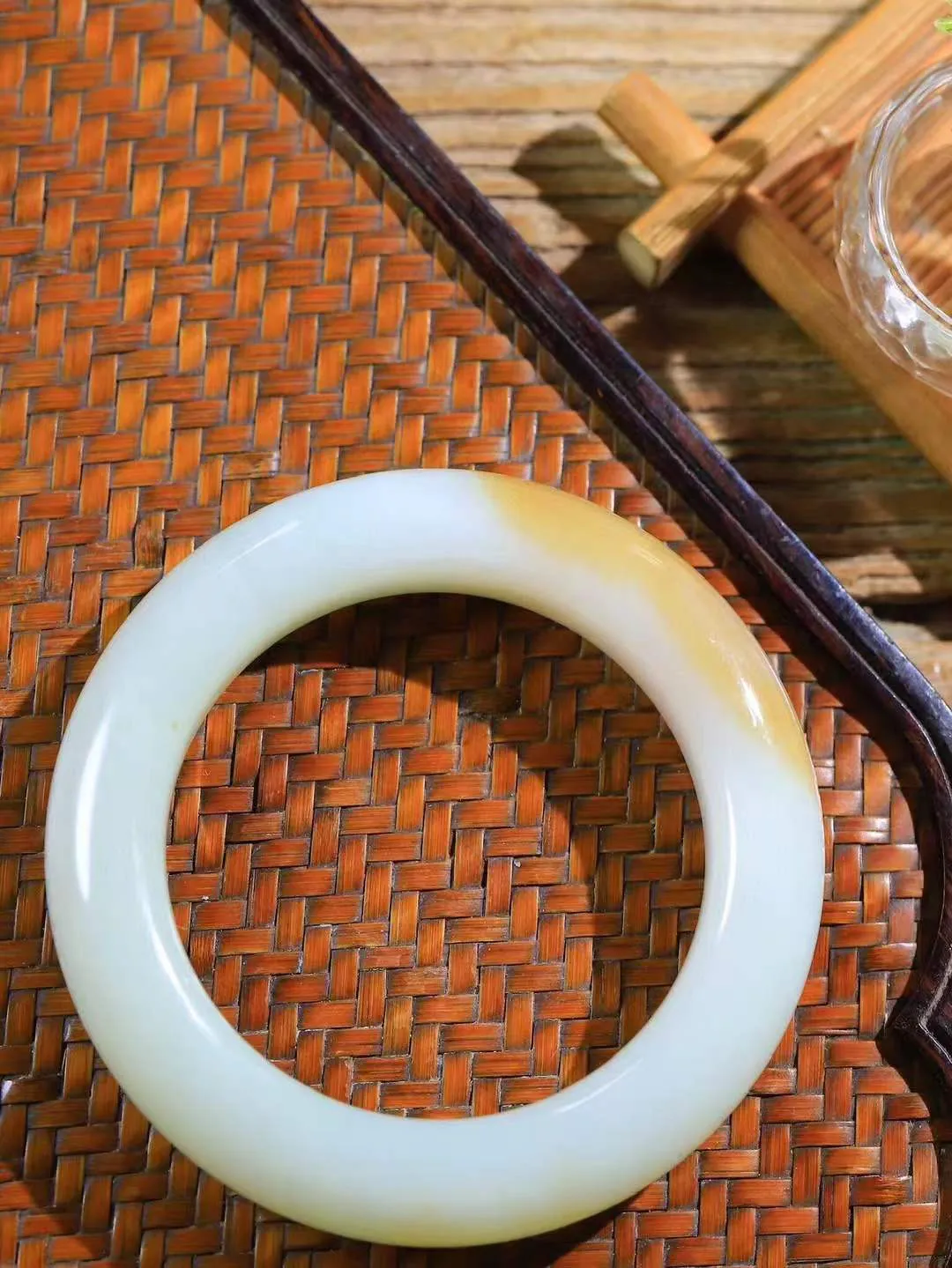 （一见倾心.手镯）

精品和田玉糖白玉手镯，玉质温润细腻 油性十足 手感舒适，高华雅逸，线条流畅，简约大气，美自天成，素雅高贵。佩戴于腕间，婉约之美，举手投足间透出那低调奢华。重93.3克 尺寸55-14.7-12.5mm161251830T