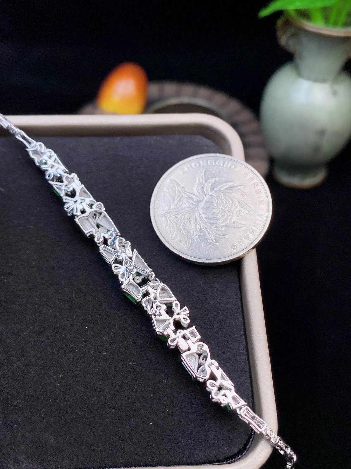 【冰种满绿随形镶嵌手链】颗颗冰透，饱满圆润，光泽闪耀，流行款，18K金搭配，裸石尺寸4.6*3*2.5毫米，总长170