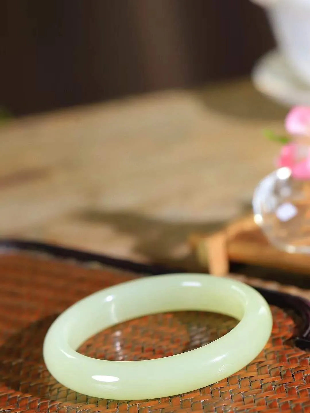 （冬日暖阳.手镯）

精品和田玉黄口料手镯 质地油润，大气雅致，清风明月潺潺，浮浮洗尽铅华随于心，净于念……重46克  尺寸54.5-11.6-8.4mm fDT-991201854