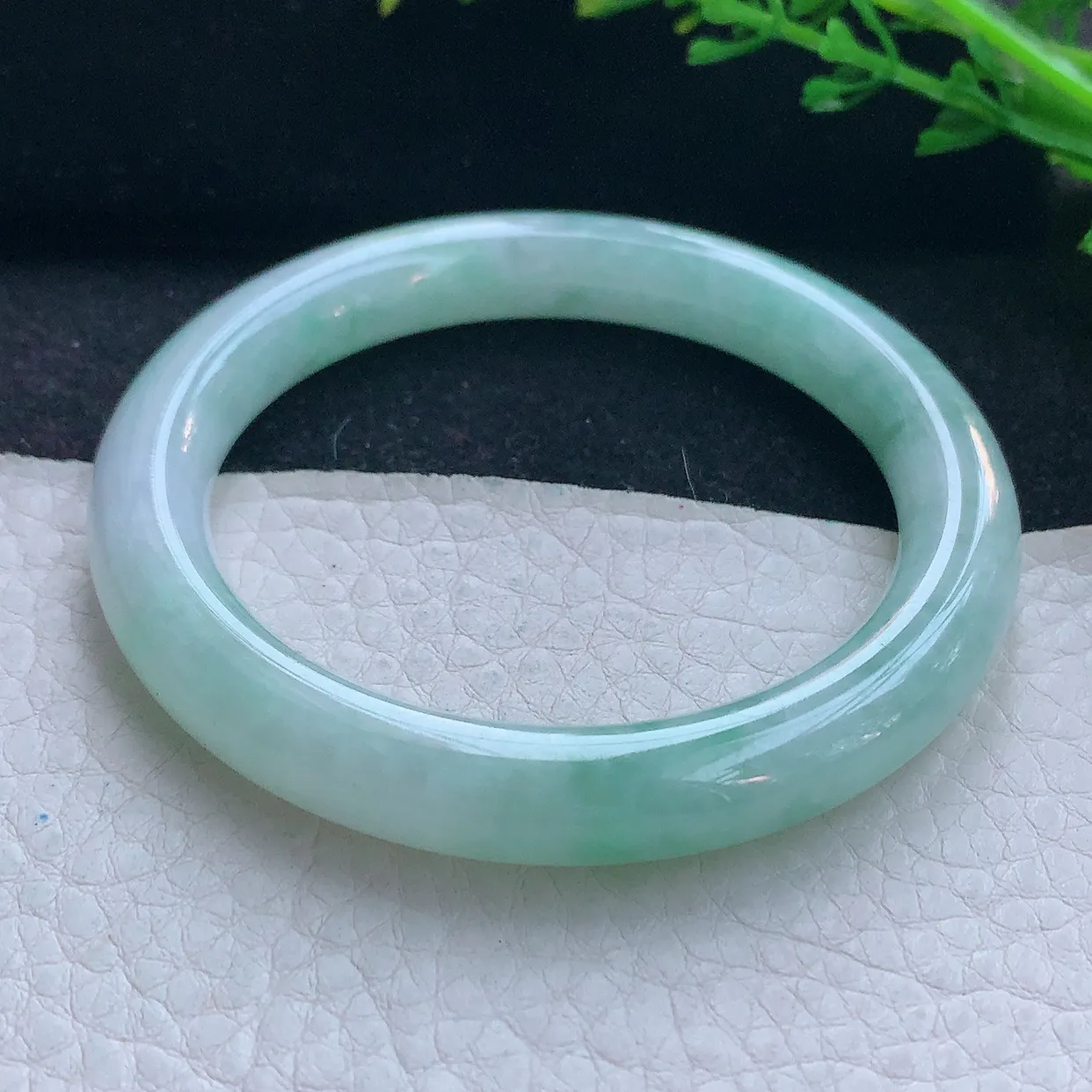 n小圈口52*8.5叮当镯 翡翠a货玉手镯精美飘花圆条玉手环 美人镯