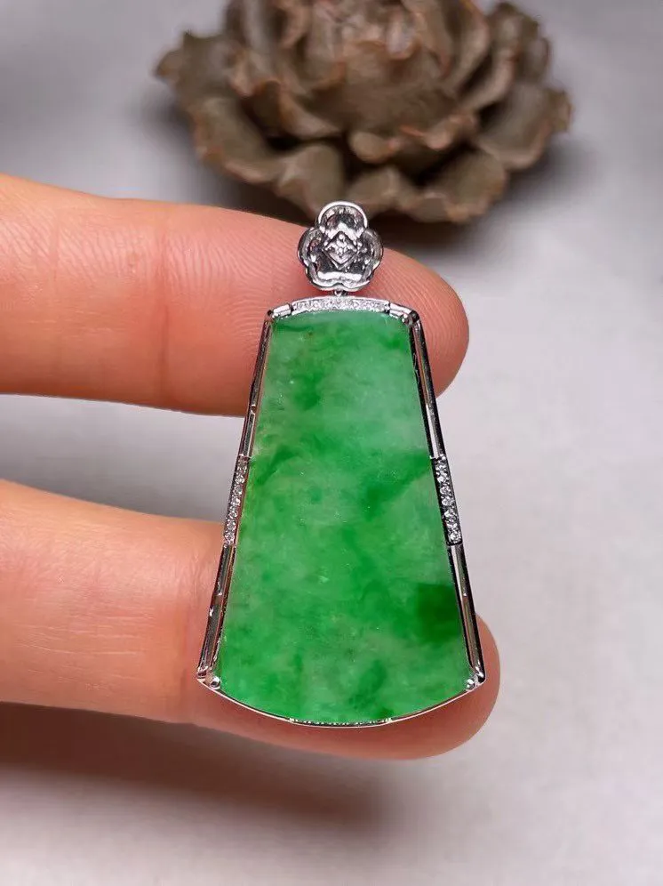 冰糯种辣色平安无事牌吊坠、真金真钻镶嵌，种水好，玉质细腻 .裸石尺寸 27.6*17.7