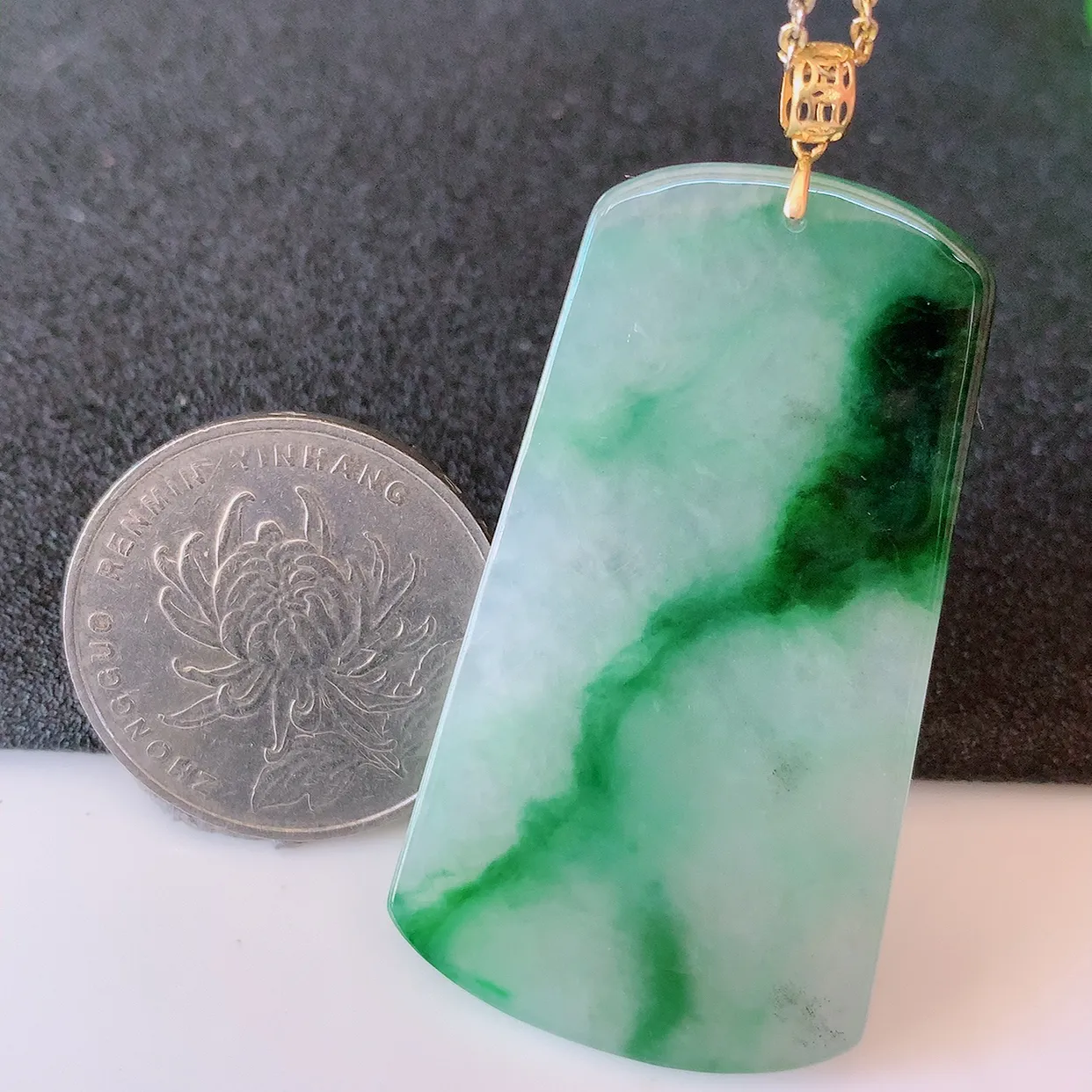 18K金镶嵌冰种飘绿翡翠平安无事牌吊坠，翡翠无事牌，平平安安，无事牌翠色灵动，佩戴平安时尚！#41.16整体52裸石46*25.5*3.2
