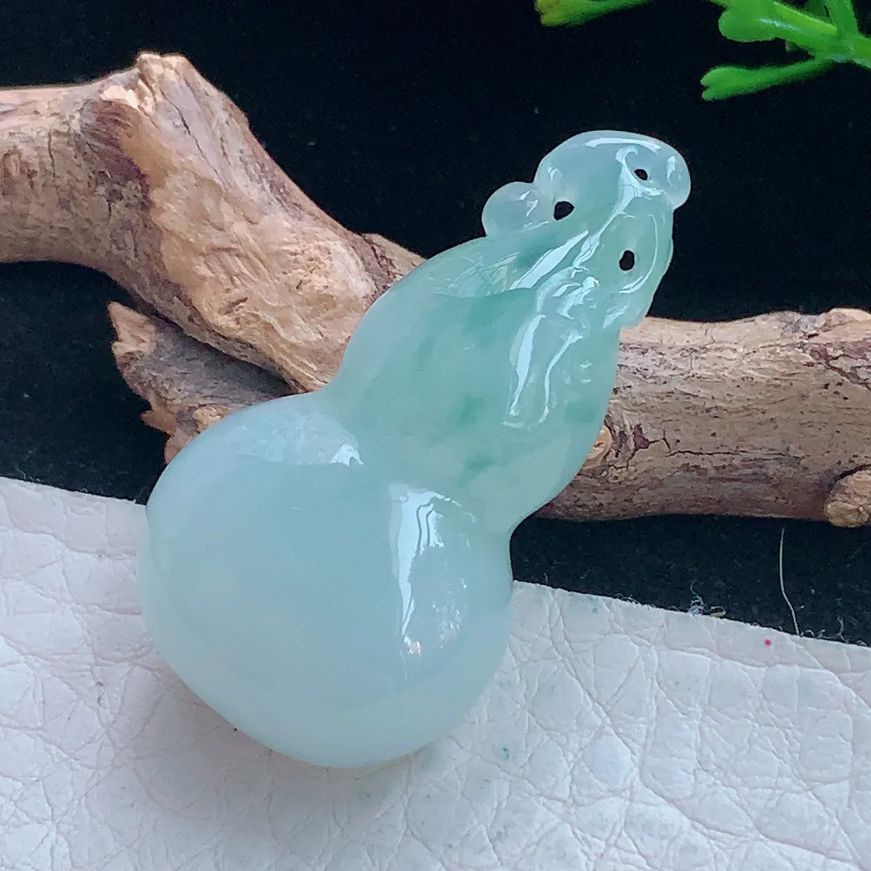 lz自然光36.8*19.8*12.5缅甸翡翠精雕冰胶飘花饱满葫芦玉吊坠 玉挂件