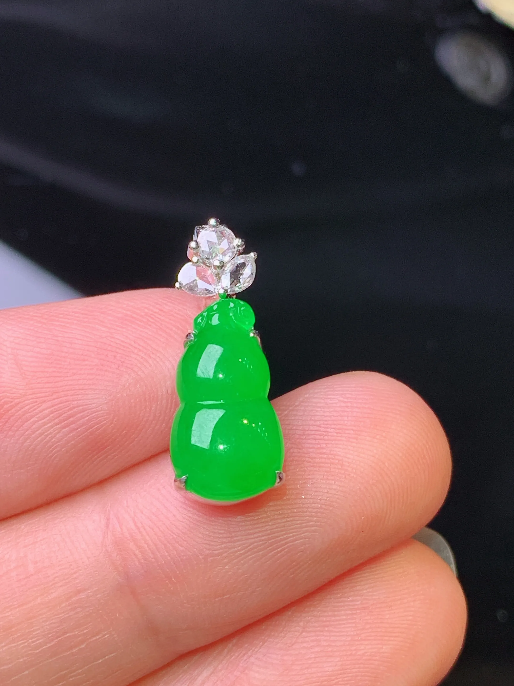 18k金钻镶嵌满绿葫芦吊坠 玉质细腻 色泽清新艳丽 整体尺寸20*7.5*7.3