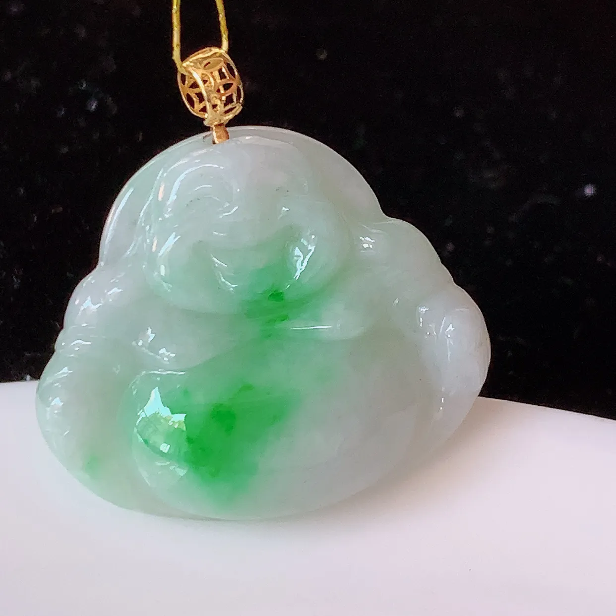 18k金镶嵌水润飘绿翡翠佛公吊坠，款式新颖时尚，日常百搭的款。清秀高雅，佩戴优雅高贵！#35.16