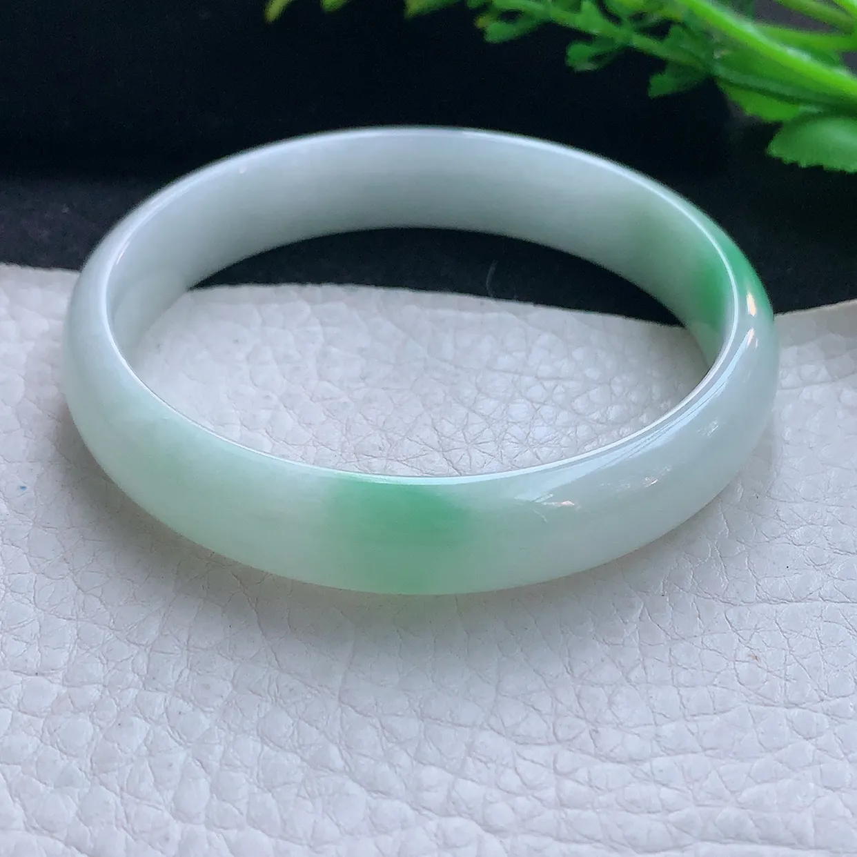 js自然光59*12*6.6你平安镯 翡翠a货玉手镯精美飘绿宽边玉手环