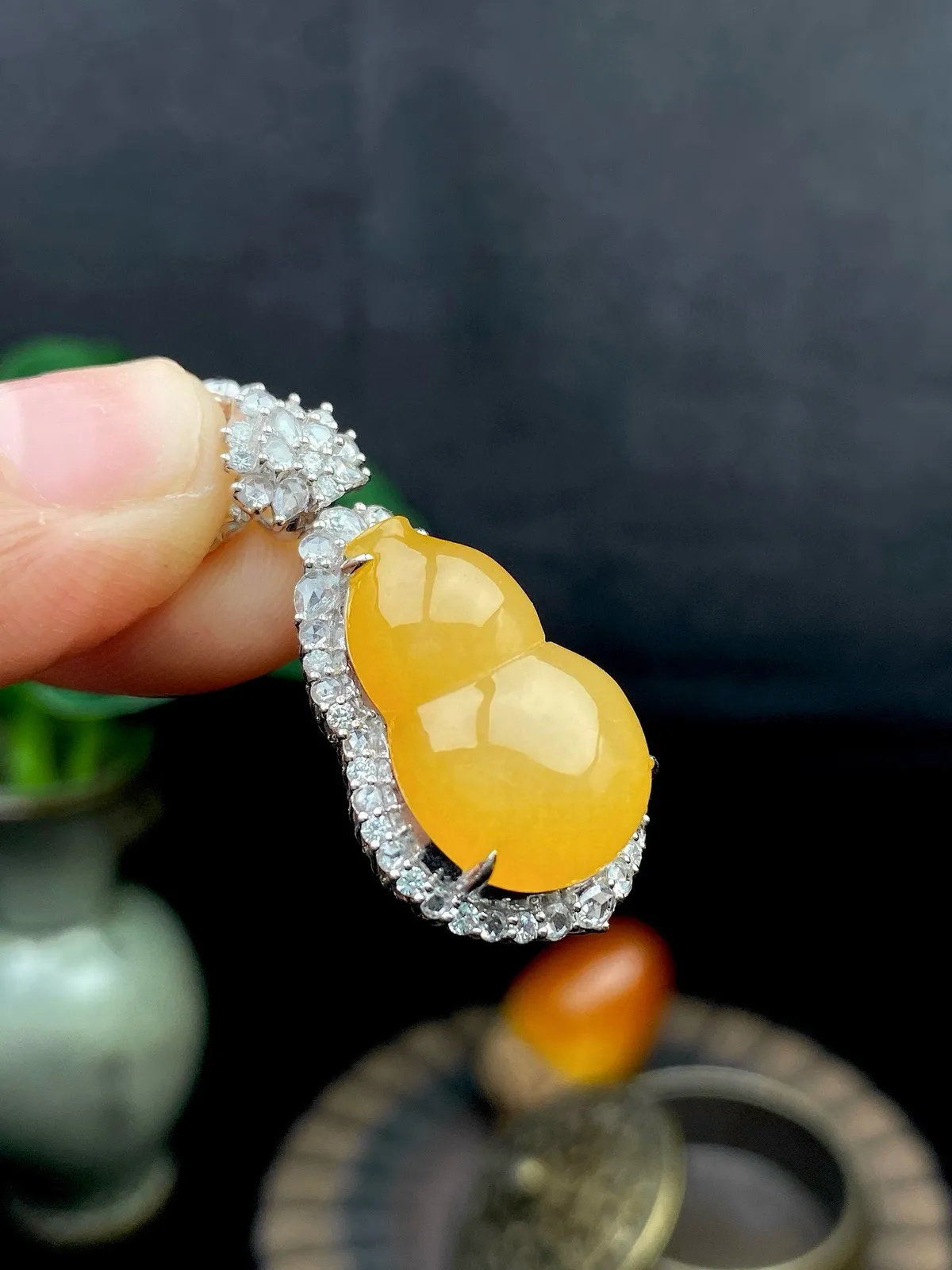 【冰种黄翡葫芦吊坠】质地细腻，冰感十足，晶莹透亮，18K金钻镶嵌，裸石尺寸19.8*13*5.9毫米