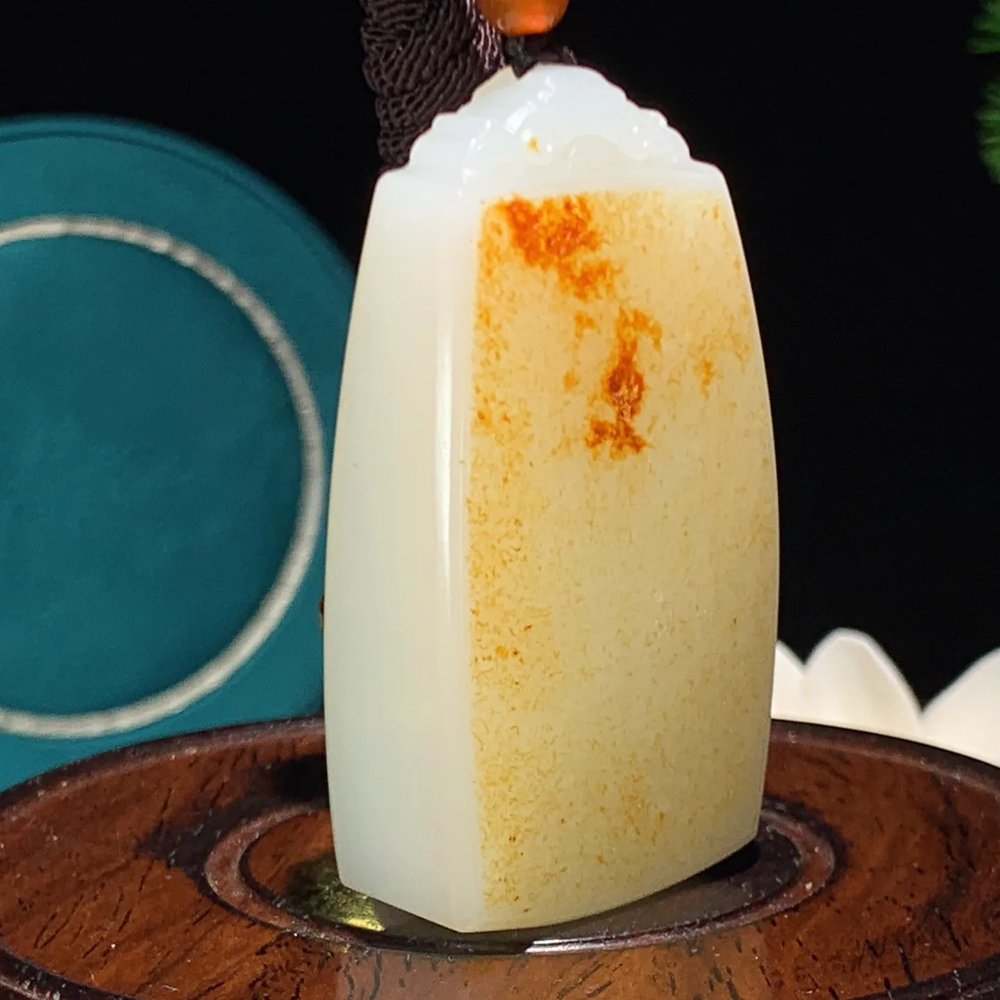 新疆和田玉油皮料平安无事牌挂件。尺寸57/33/15重67.5克。玉质细腻油润。手推出油。佩戴高端典雅。lt251216